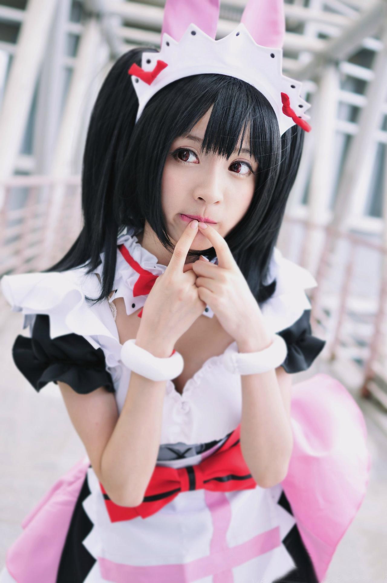 橘子酱扮演矢泽妮可双手食指抵住嘴，思考的神情