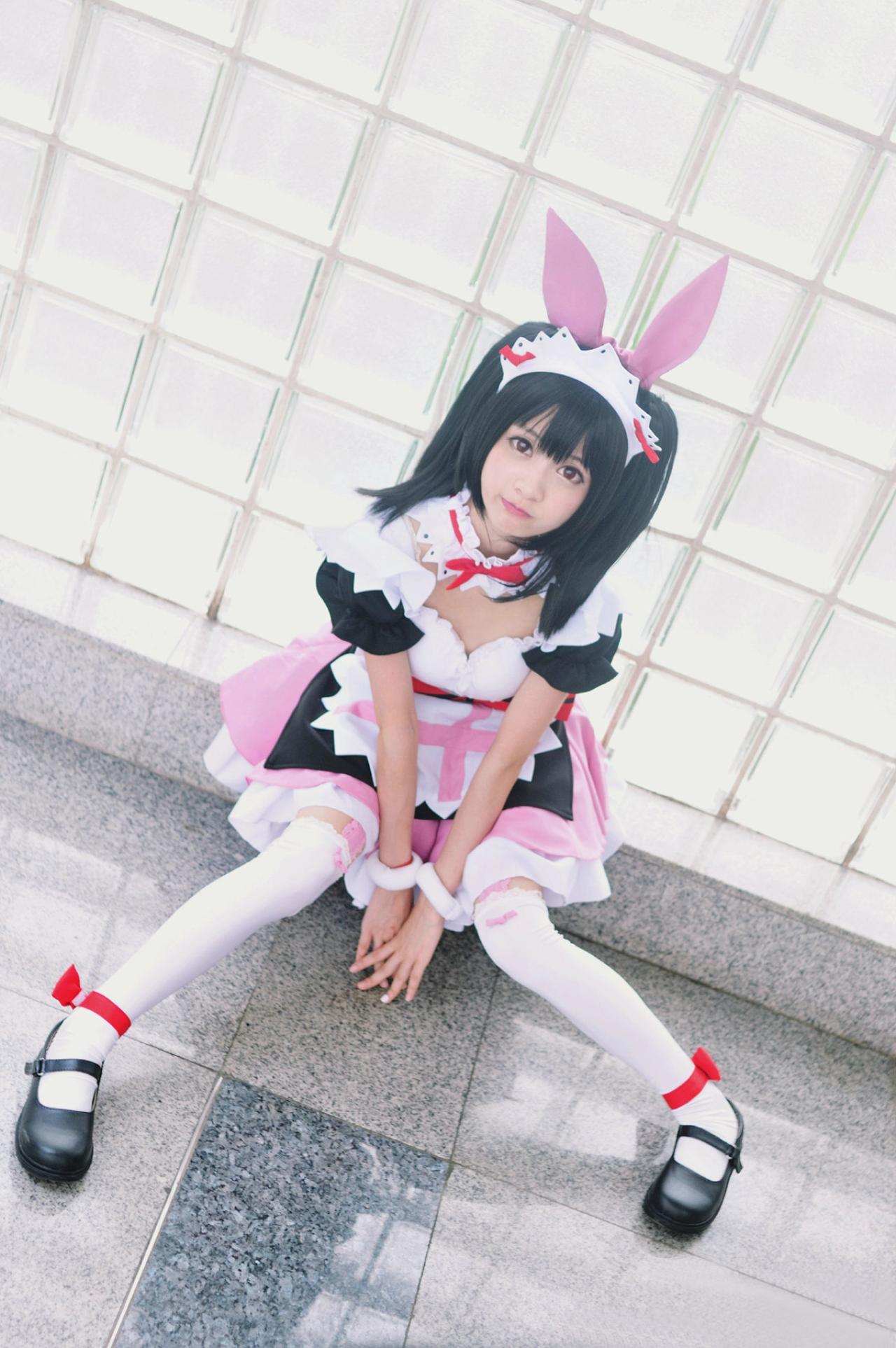 橘子酱扮演矢泽妮可坐在窗台