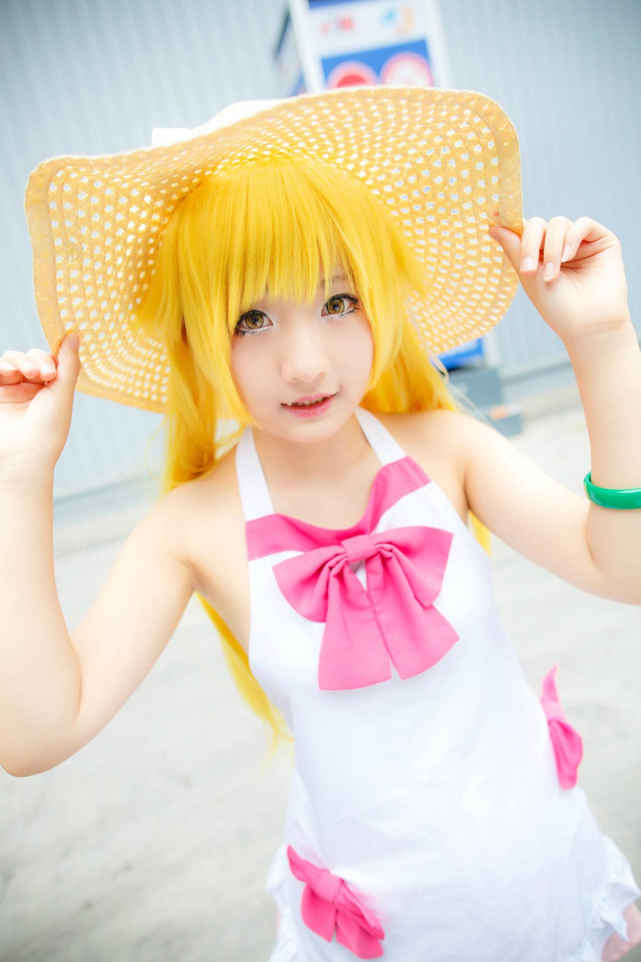 成都漫展上可爱吸血鬼扶了扶草帽