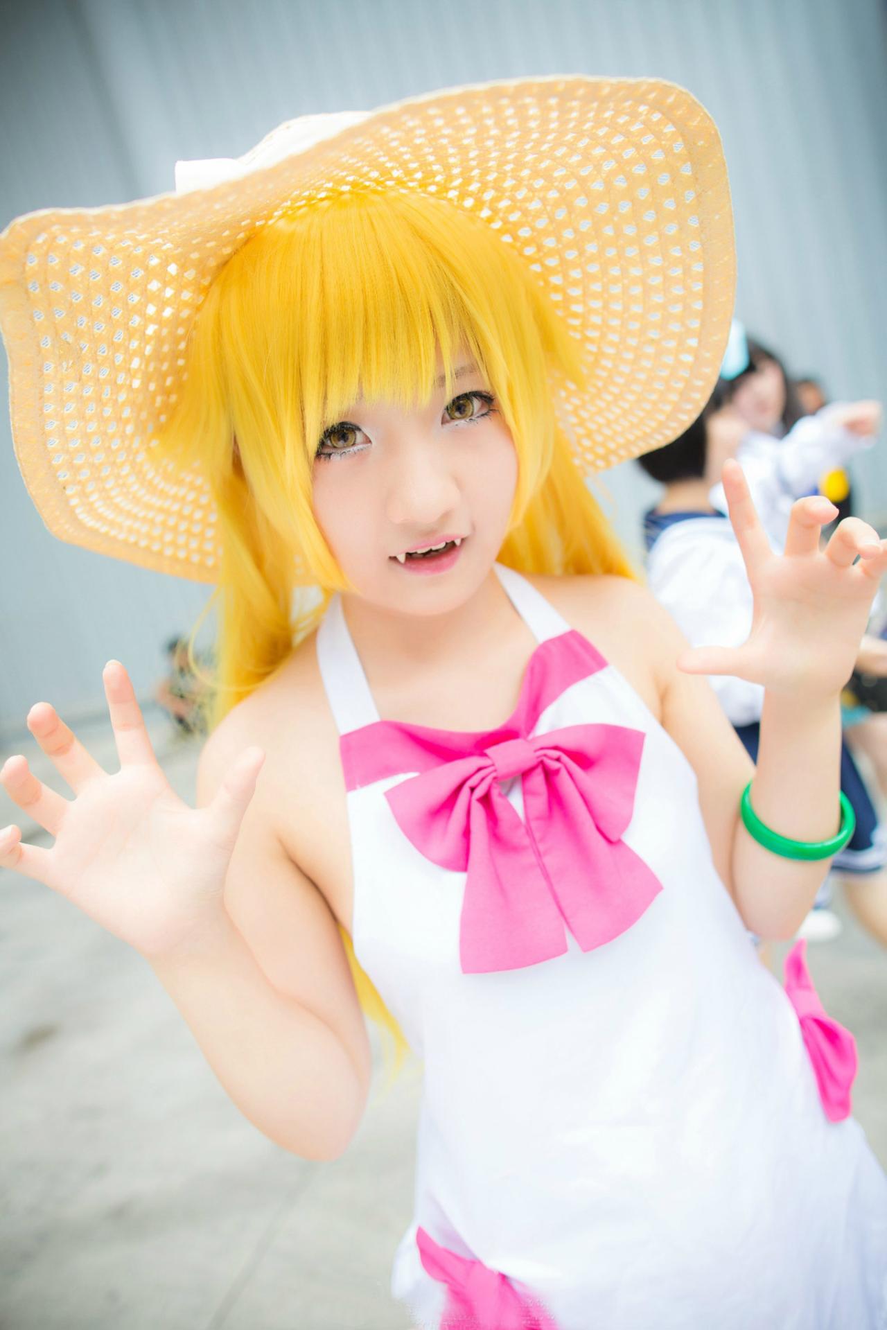 成都漫展上可爱吸血鬼“张牙舞爪”的样子