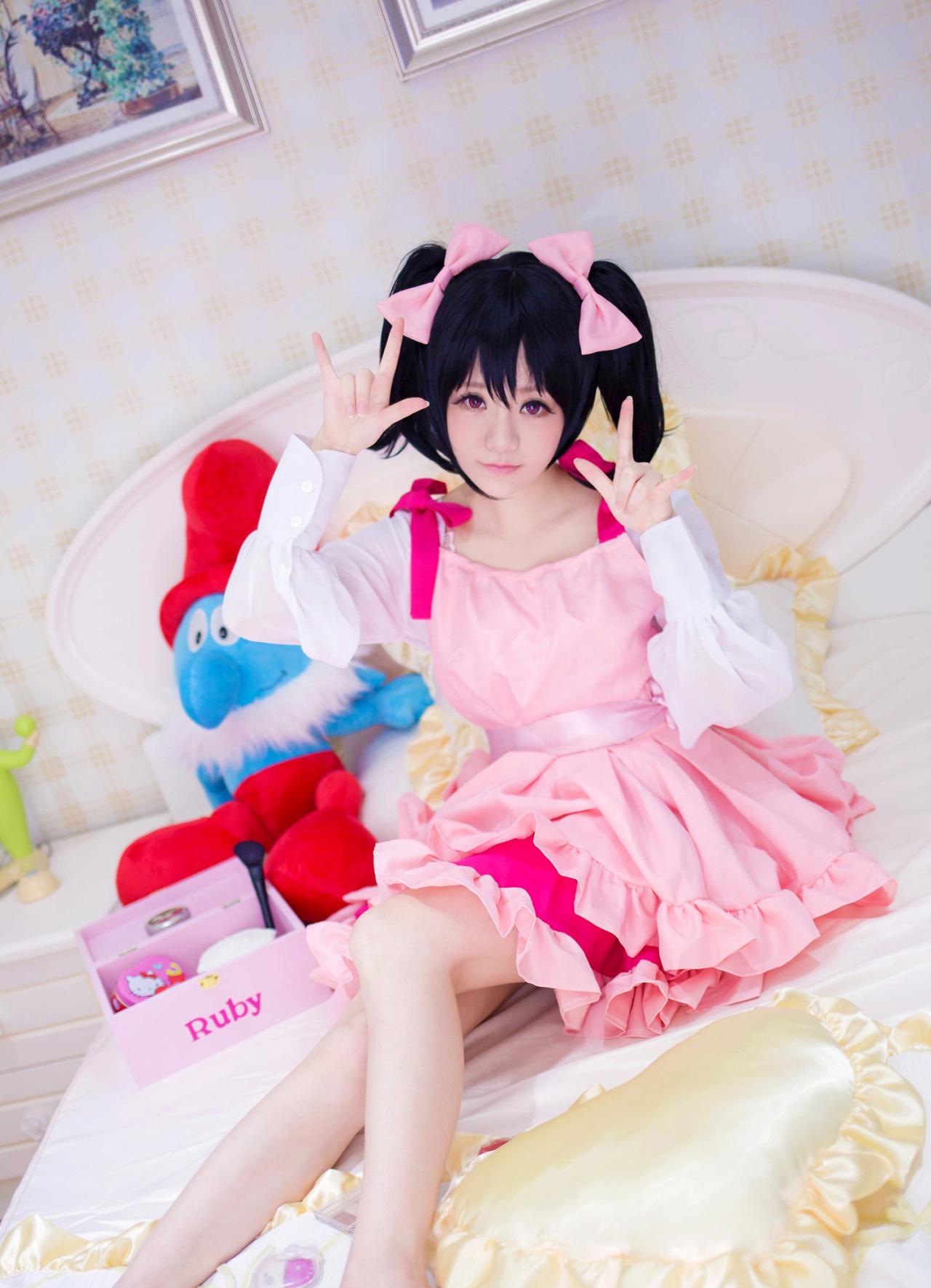 宝bA0_扮演矢泽妮可作ILOVEYOU（我爱你）手势，正面照