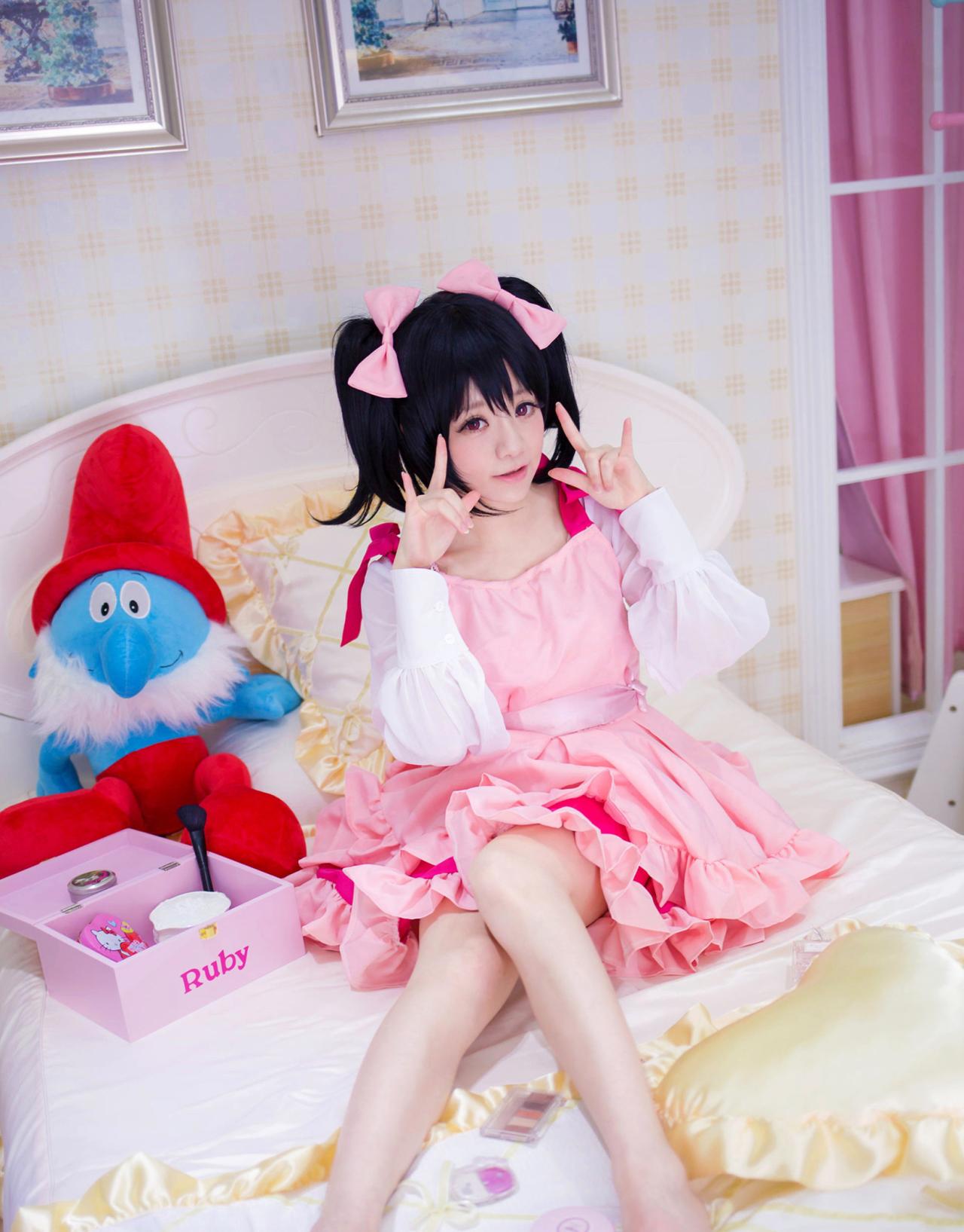 宝bA0_扮演矢泽妮可作ILOVEYOU（我爱你）手势，左侧面照