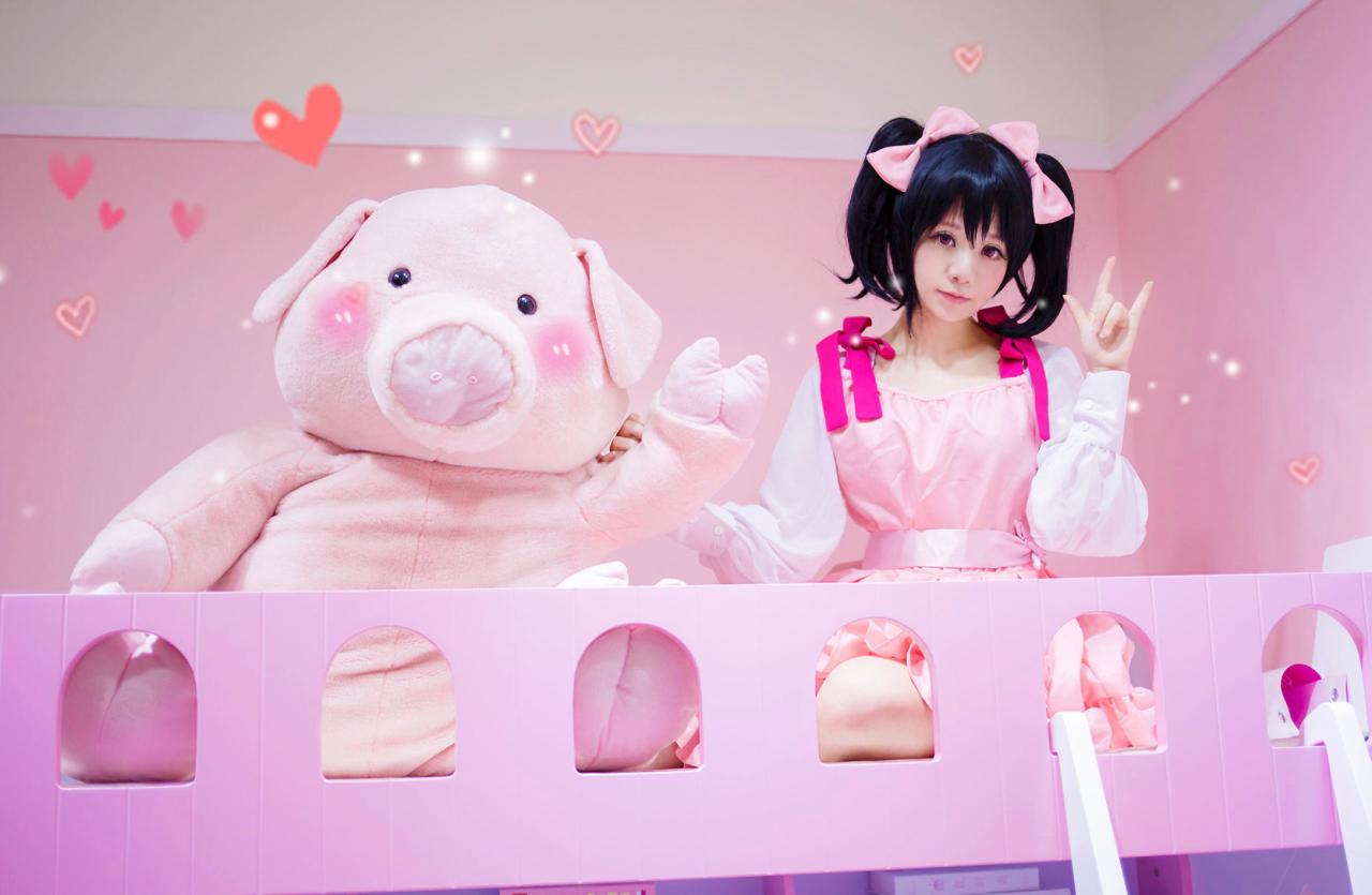 宝bA0_扮演矢泽妮可和小猪玩偶一起做ILOVEYOU（我爱你）手势