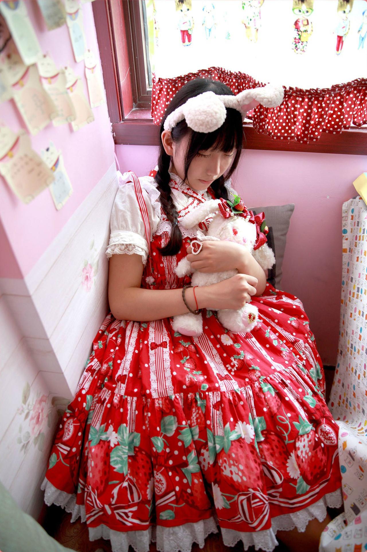 尾喵抱着小兔子，穿着草莓洛莉塔洋装闭目养神的样子