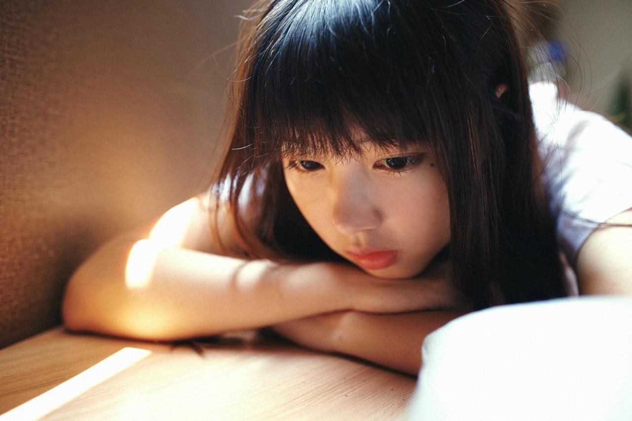 山田実瑠_扒在桌子上，想心事的样子