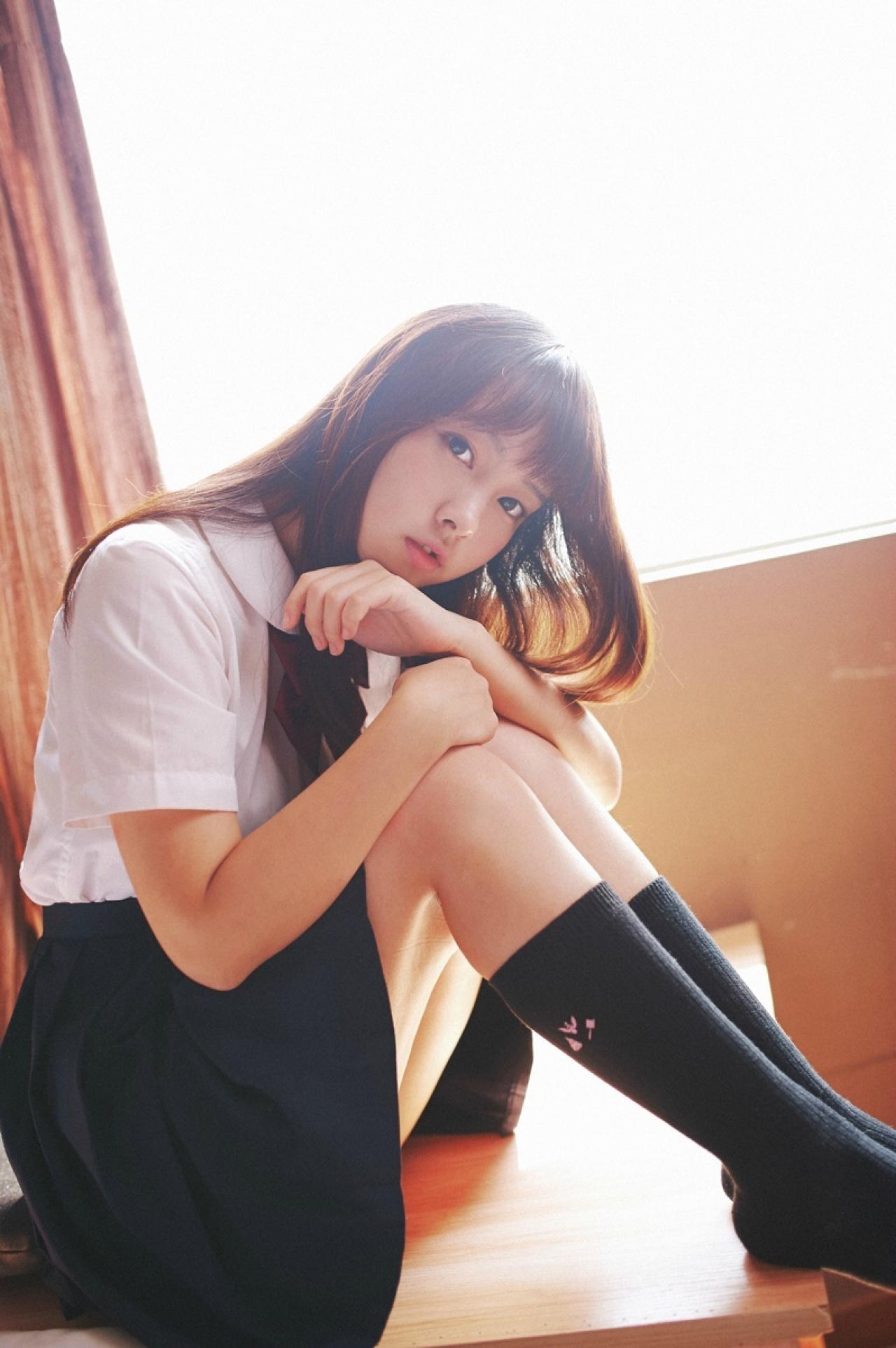 山田実瑠_抱着膝盖坐在窗台，头凝望着镜头