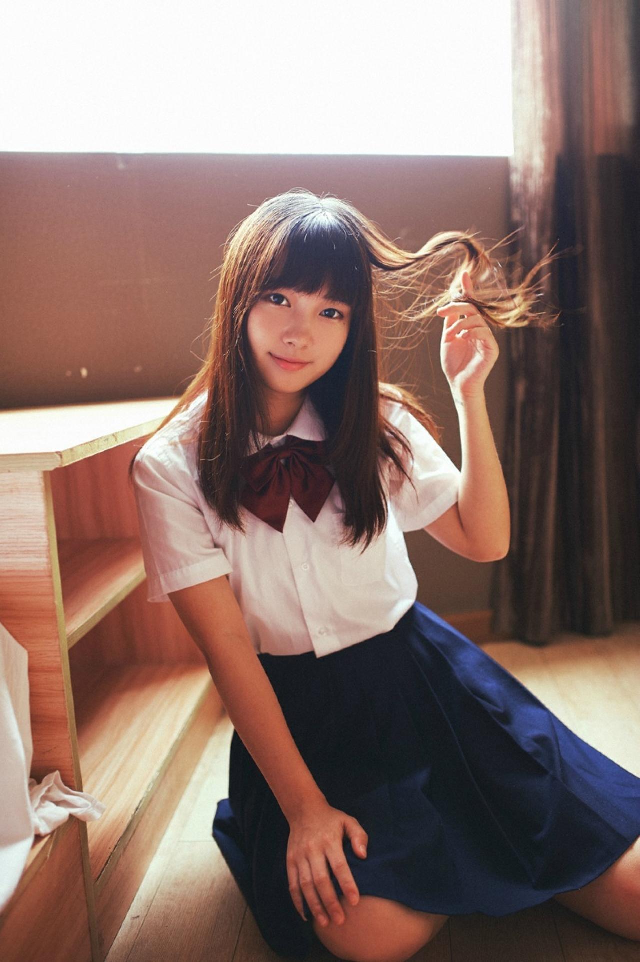 山田実瑠_轻捋一嘴头发，跪坐在地上面向镜头微笑