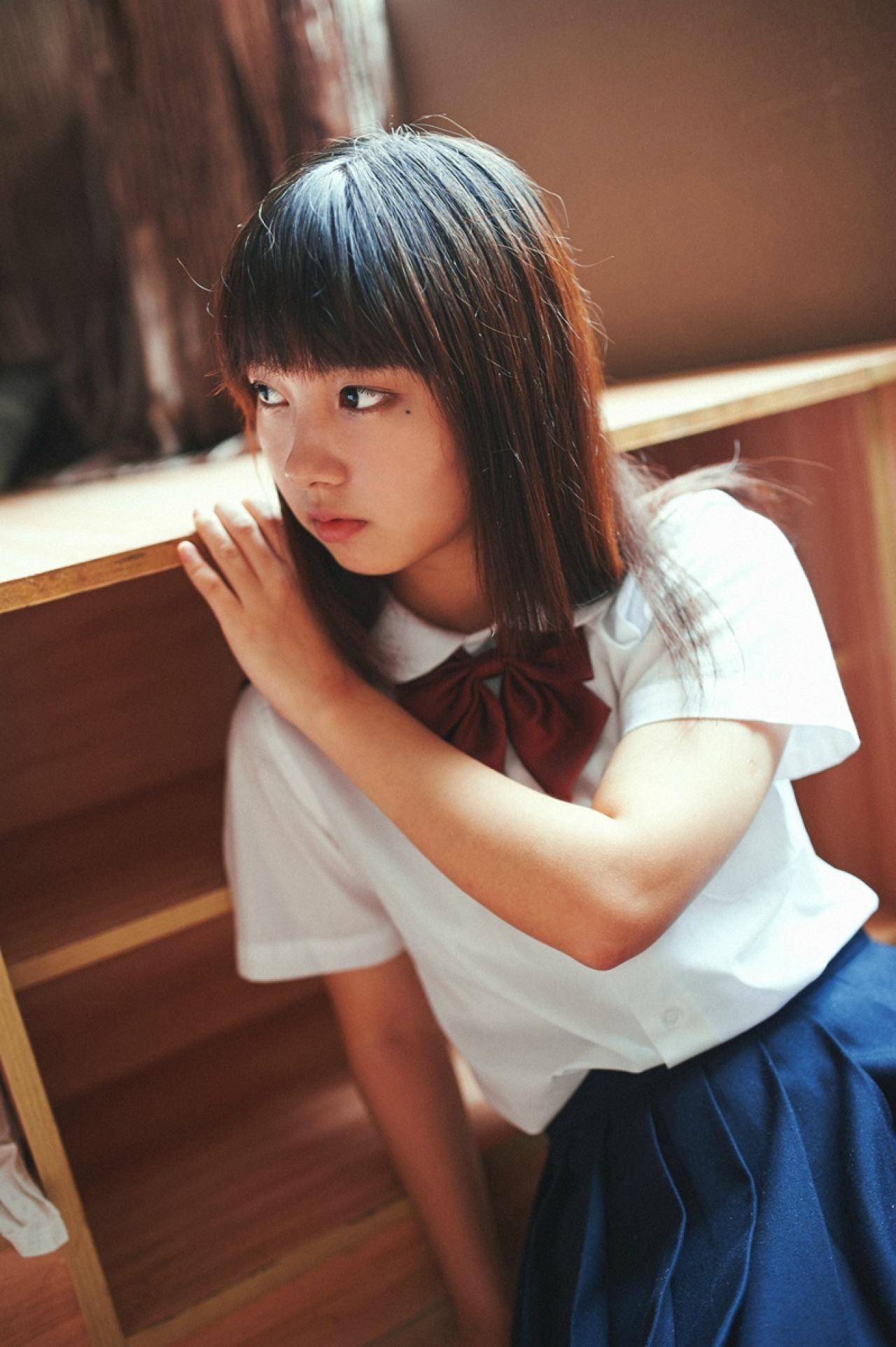 山田実瑠_靠在床头书架上，头扭到右侧侧视前方