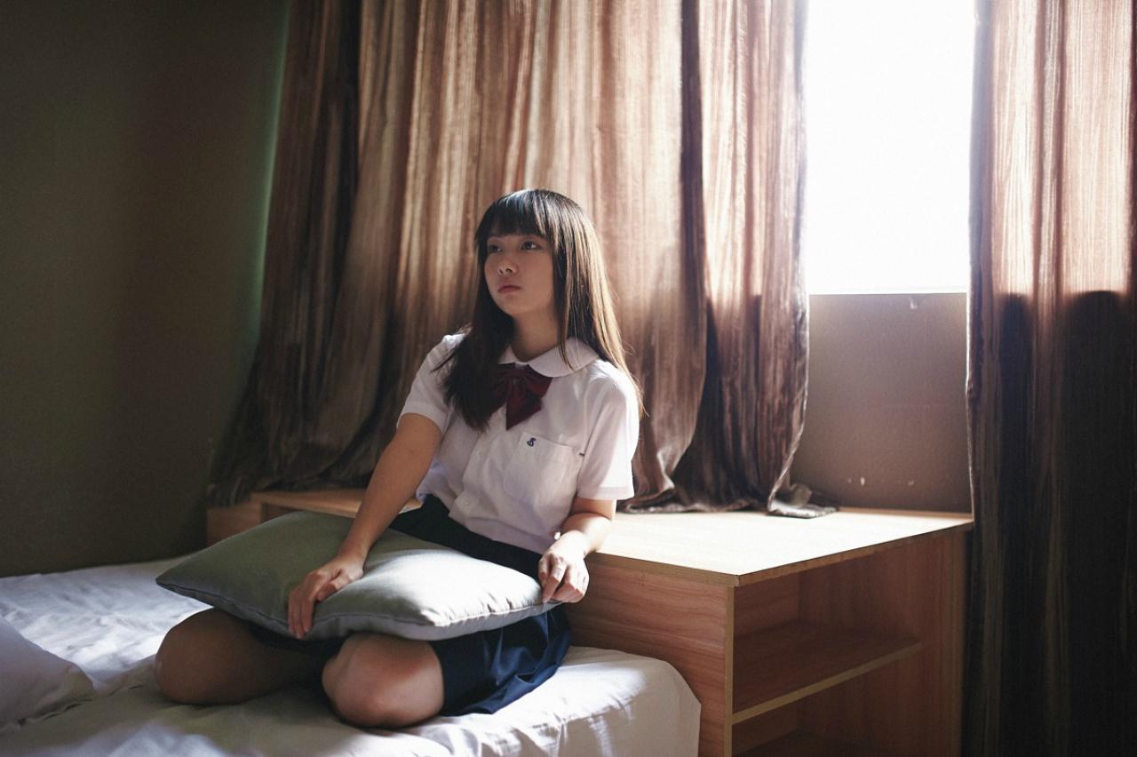 山田実瑠_抱着绿色枕头，跪坐在床上，抬头仰望