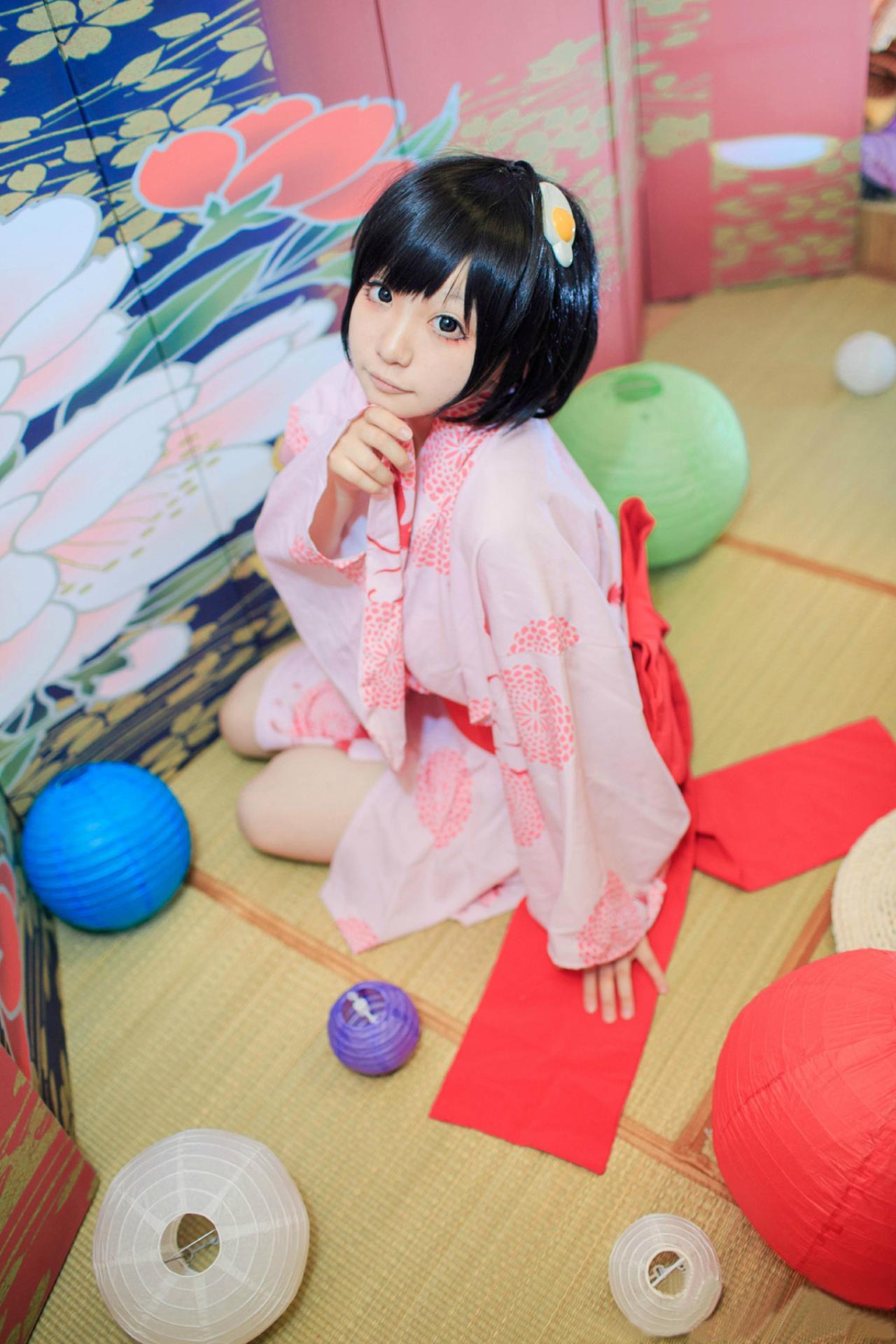 咕噜宝TAKA扮演阿良良木月火，手微微握拳抵着下巴