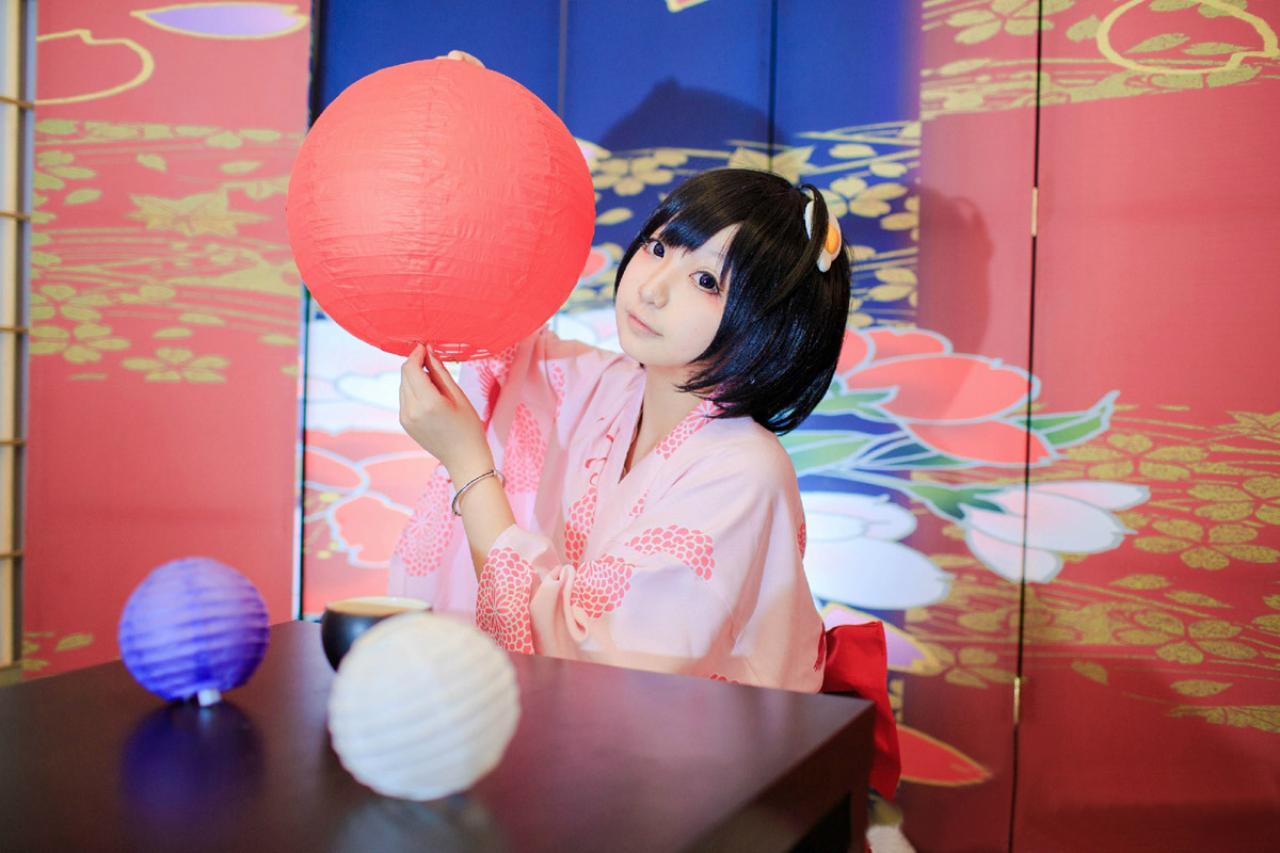 咕噜宝TAKA扮演阿良良木月火，正在撑起一个红色灯笼