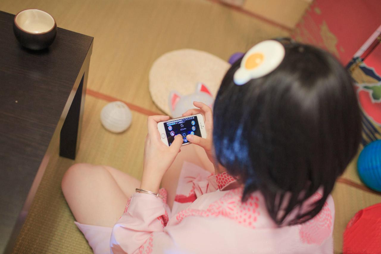 咕噜宝TAKA扮演阿良良木月火正在玩手机游戏LoveLive!