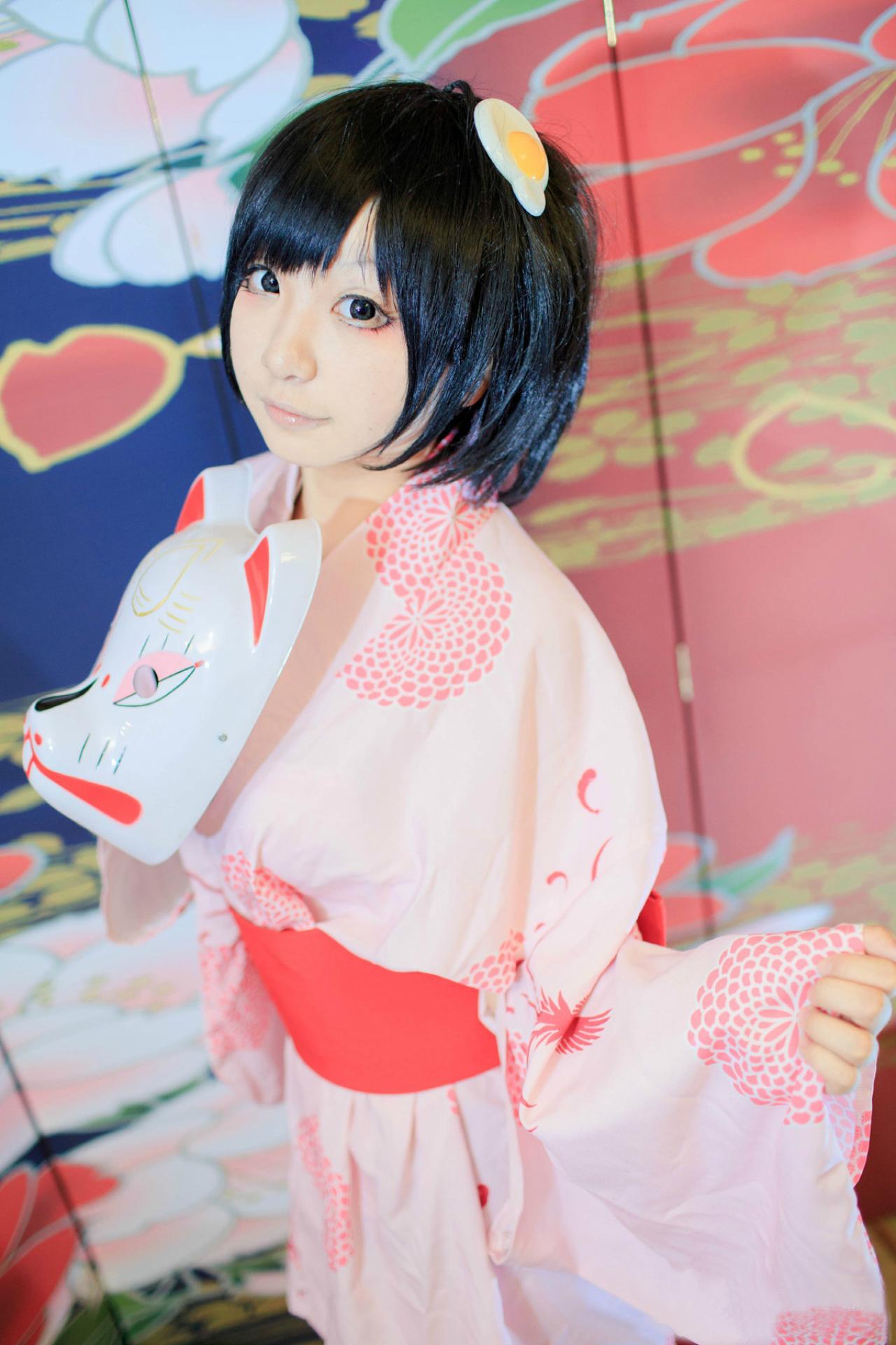 咕噜宝TAKA扮演阿良良木月火拿着一个猫形面具正面照