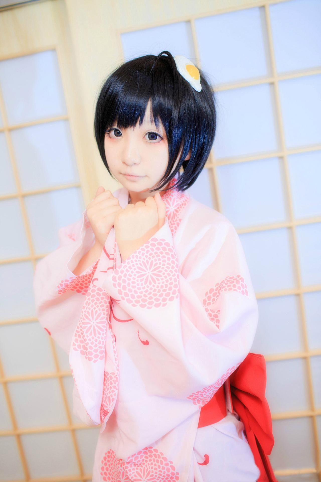 咕噜宝TAKA扮演阿良良木月火，在镜头前握拳卖萌