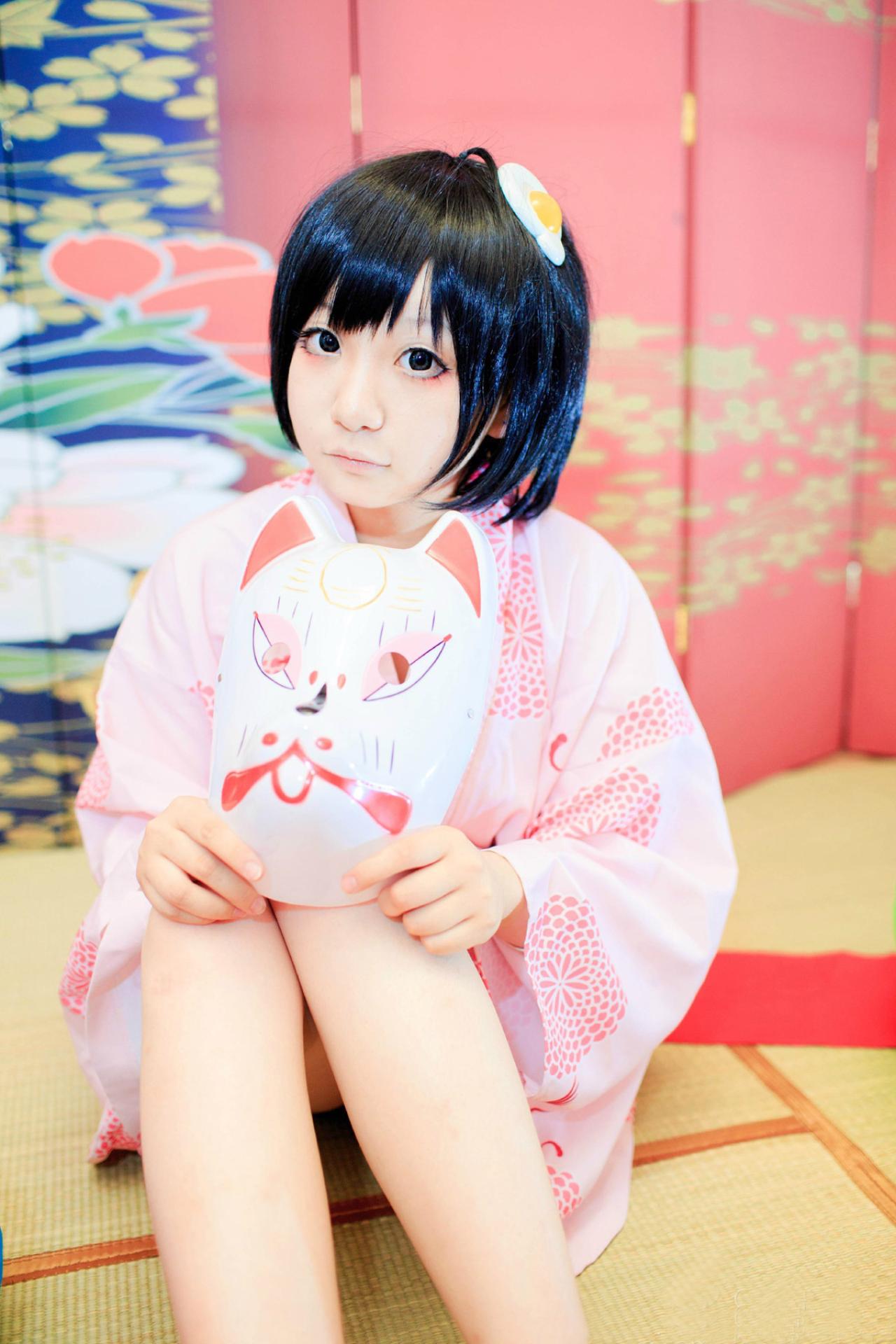 咕噜宝TAKA扮演阿良良木月火拿着一个猫形面具坐在席子上