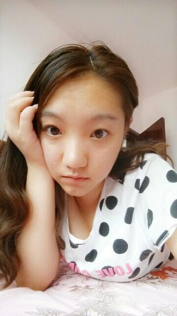 美食不吃会死么扒在床上的自拍照