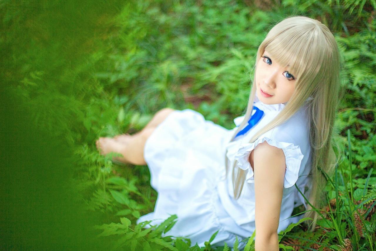 樱姬就是睿天才扮演本间芽衣子坐在草丛回眸的样子