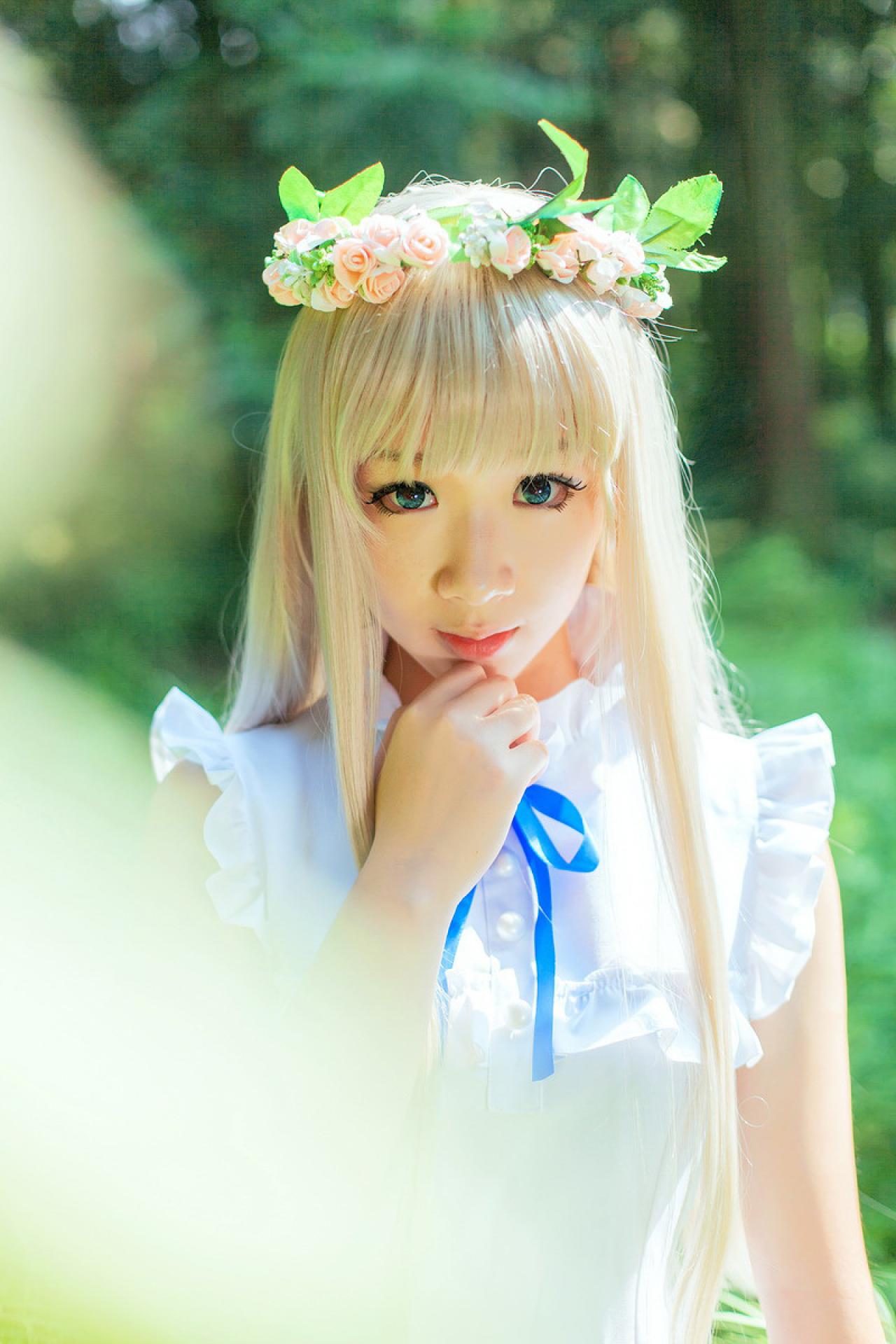 樱姬就是睿天才扮演本间芽衣子头戴花环手指抓着下巴，含蓄微笑的样子