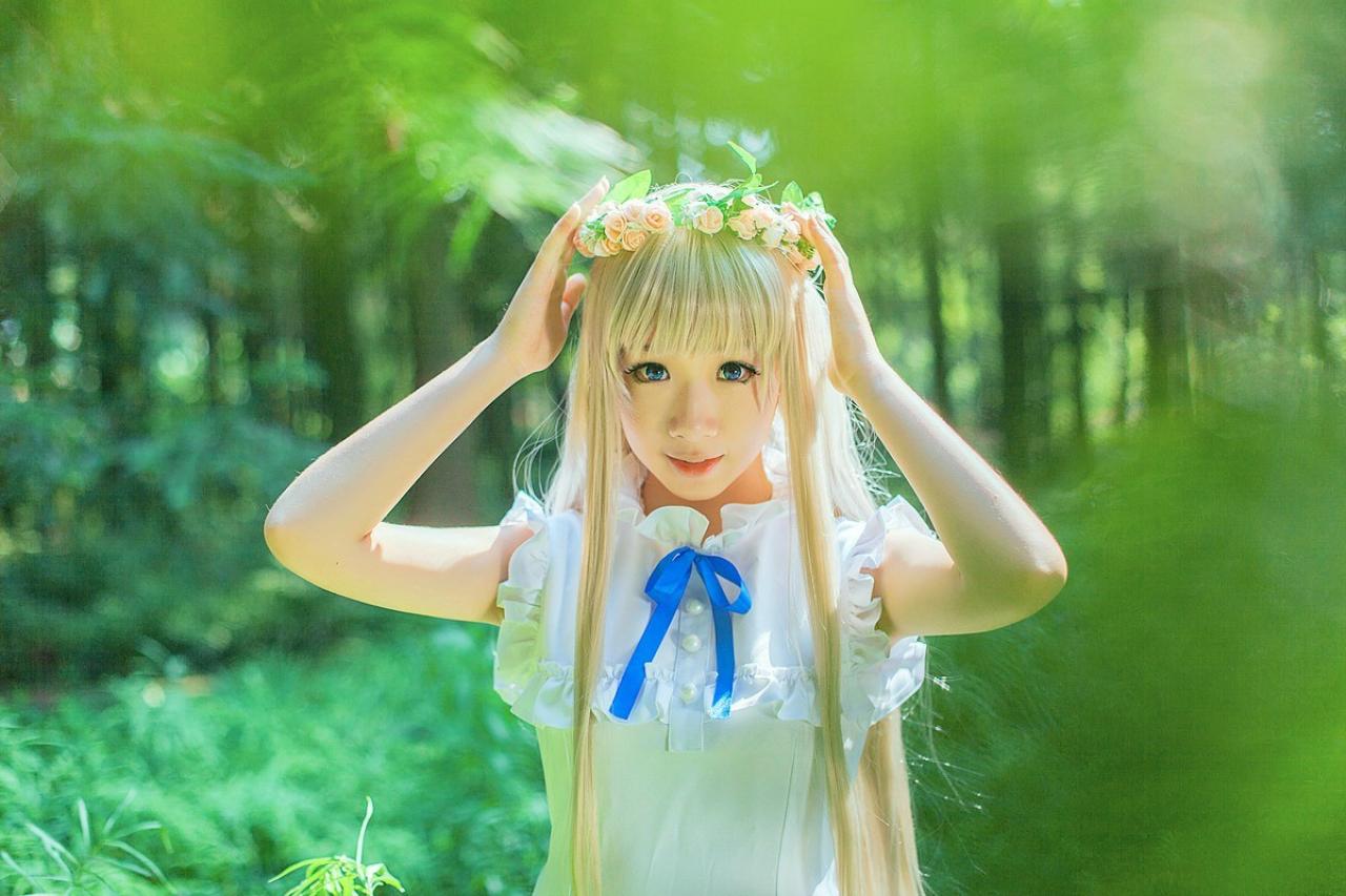 樱姬就是睿天才扮演本间芽衣子整理花环的样子