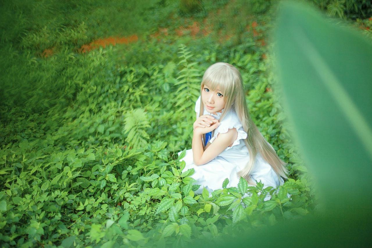 樱姬就是睿天才扮演本间芽衣子蹲在林中的样子