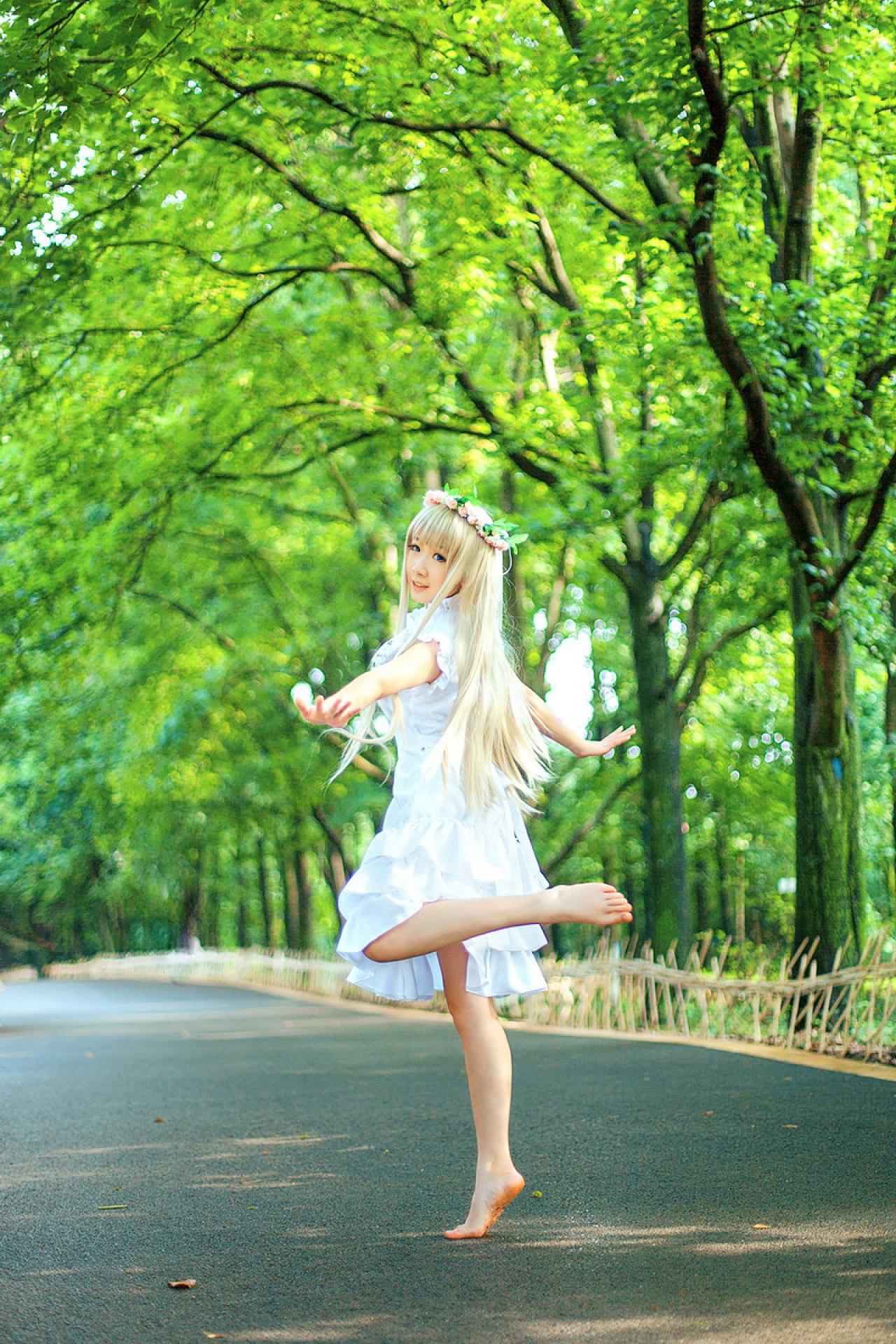 樱姬就是睿天才扮演本间芽衣子光着脚，在林中轻盈奔跑的背影