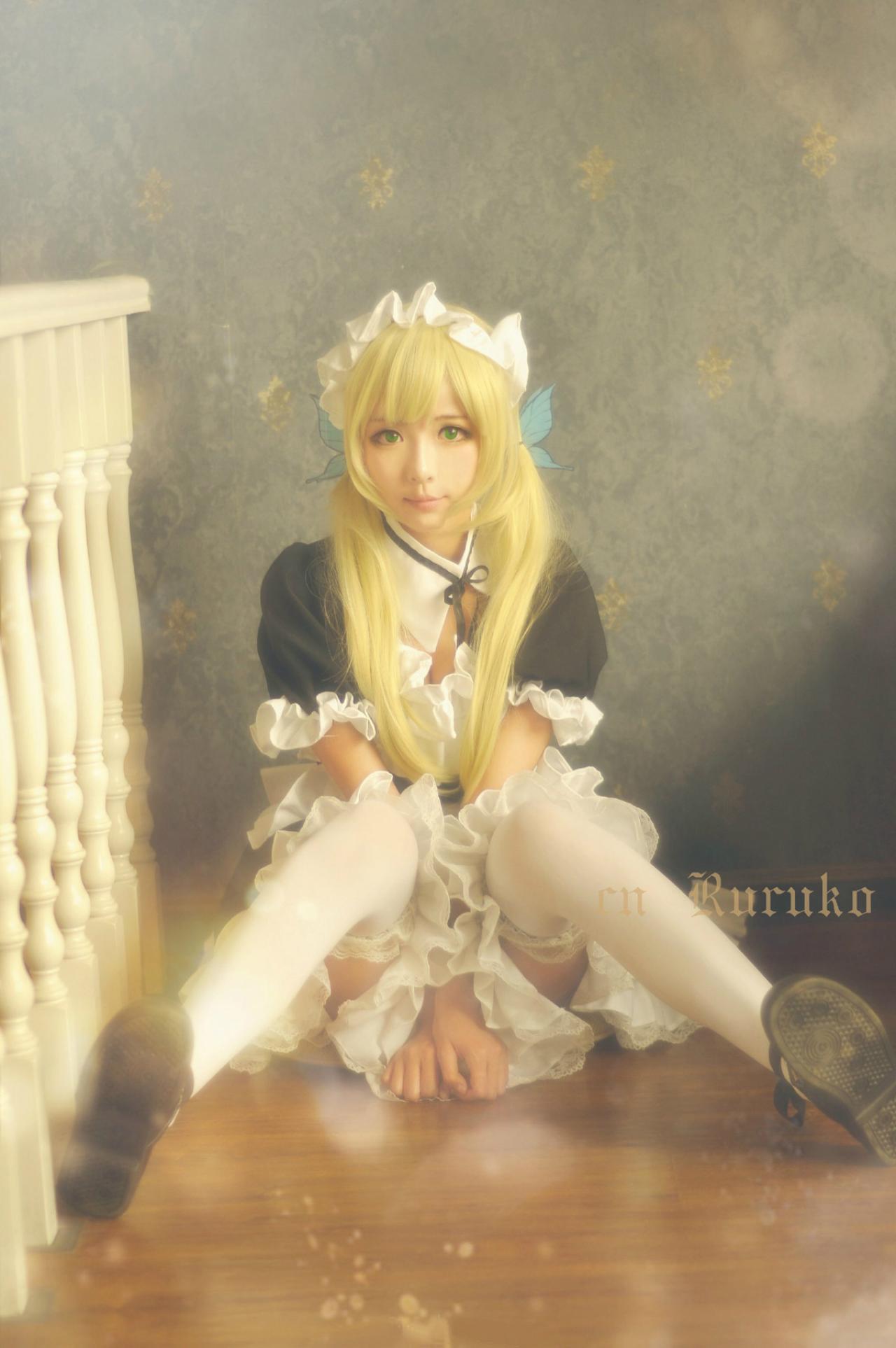 鹿鹿子扮演柏崎星奈坐在地板上正面照