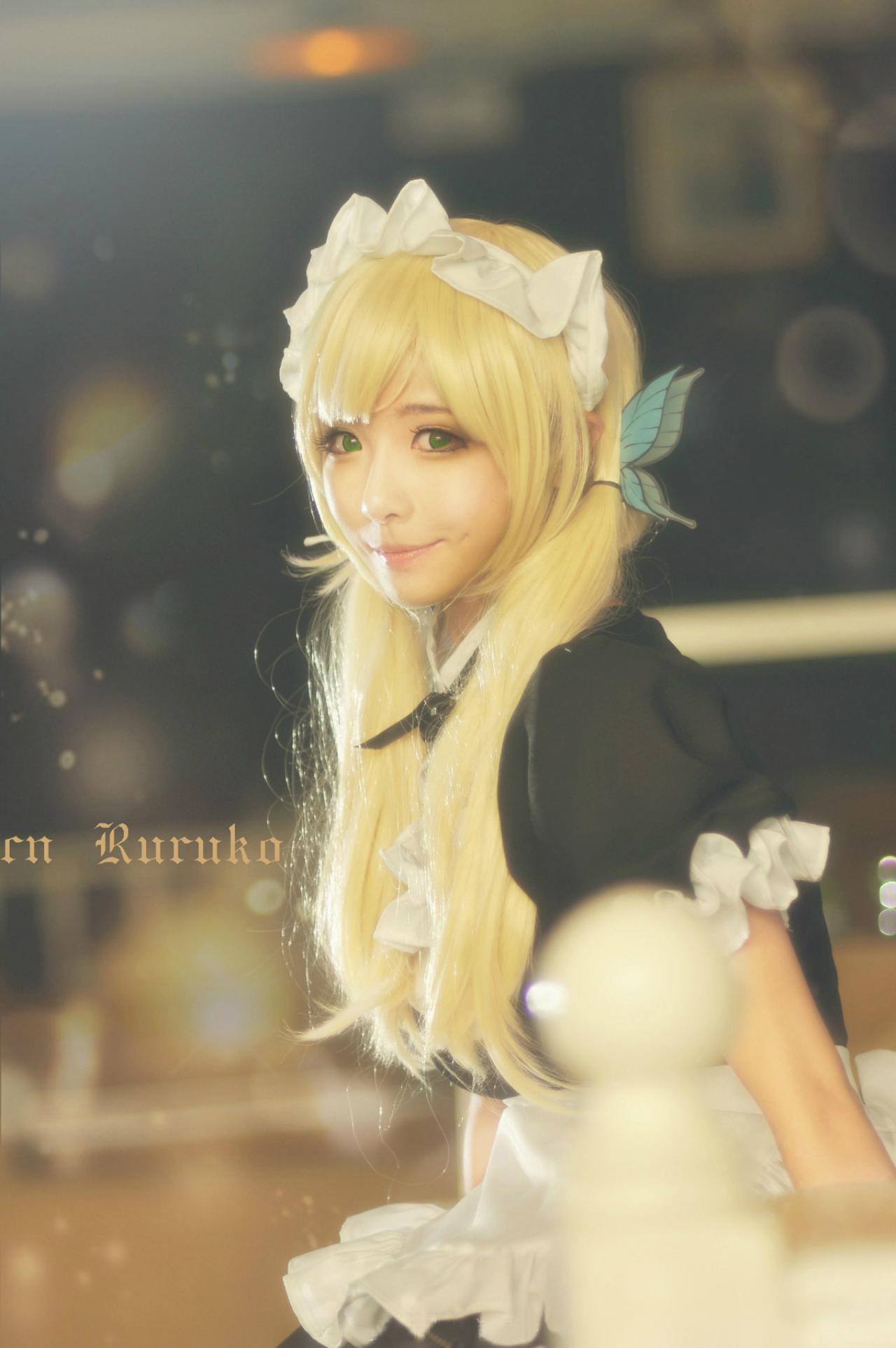 鹿鹿子扮演柏崎星奈上半身侧面照