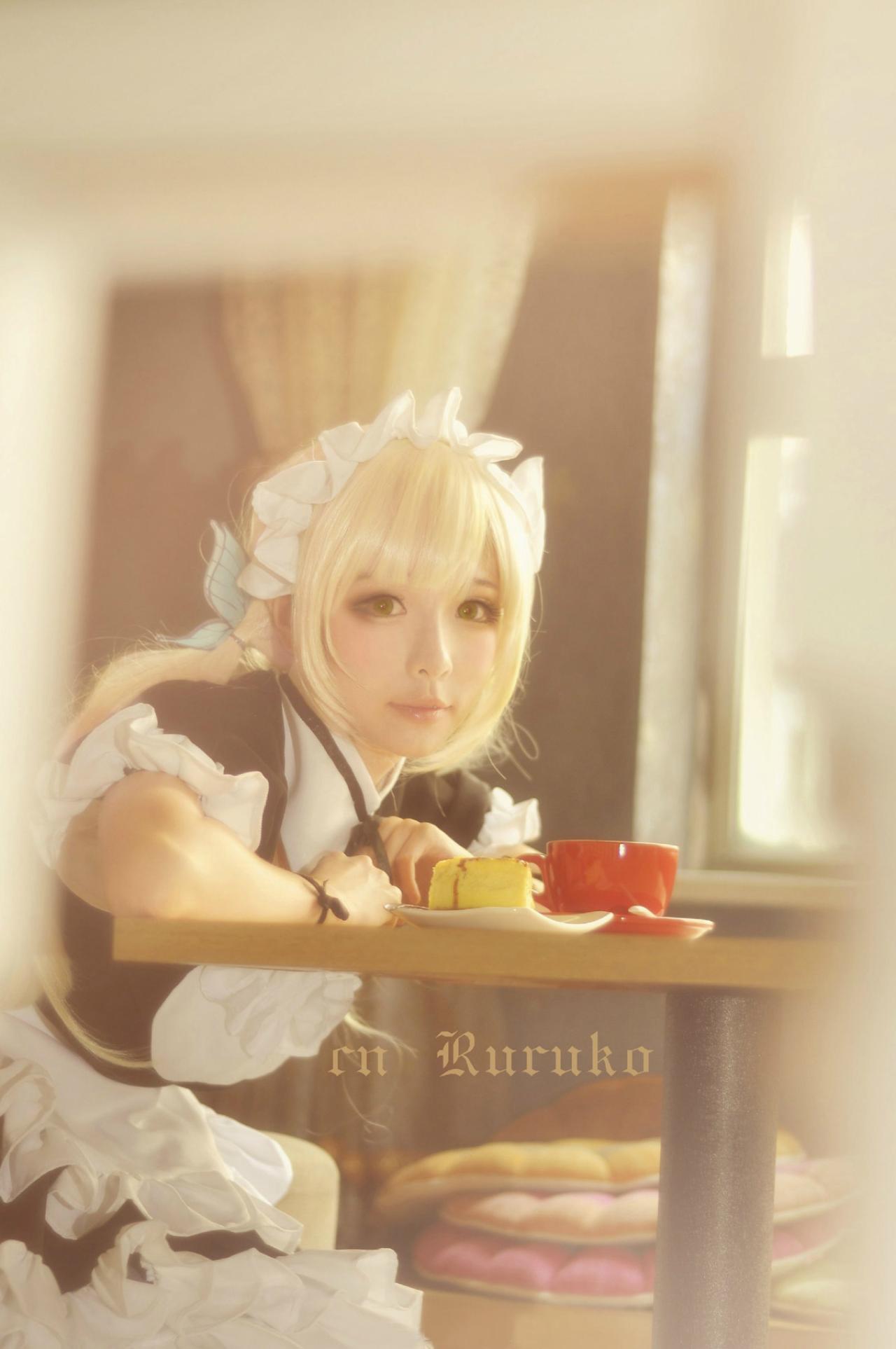 鹿鹿子扮演柏崎星奈扒在小桌子上准备吃甜点