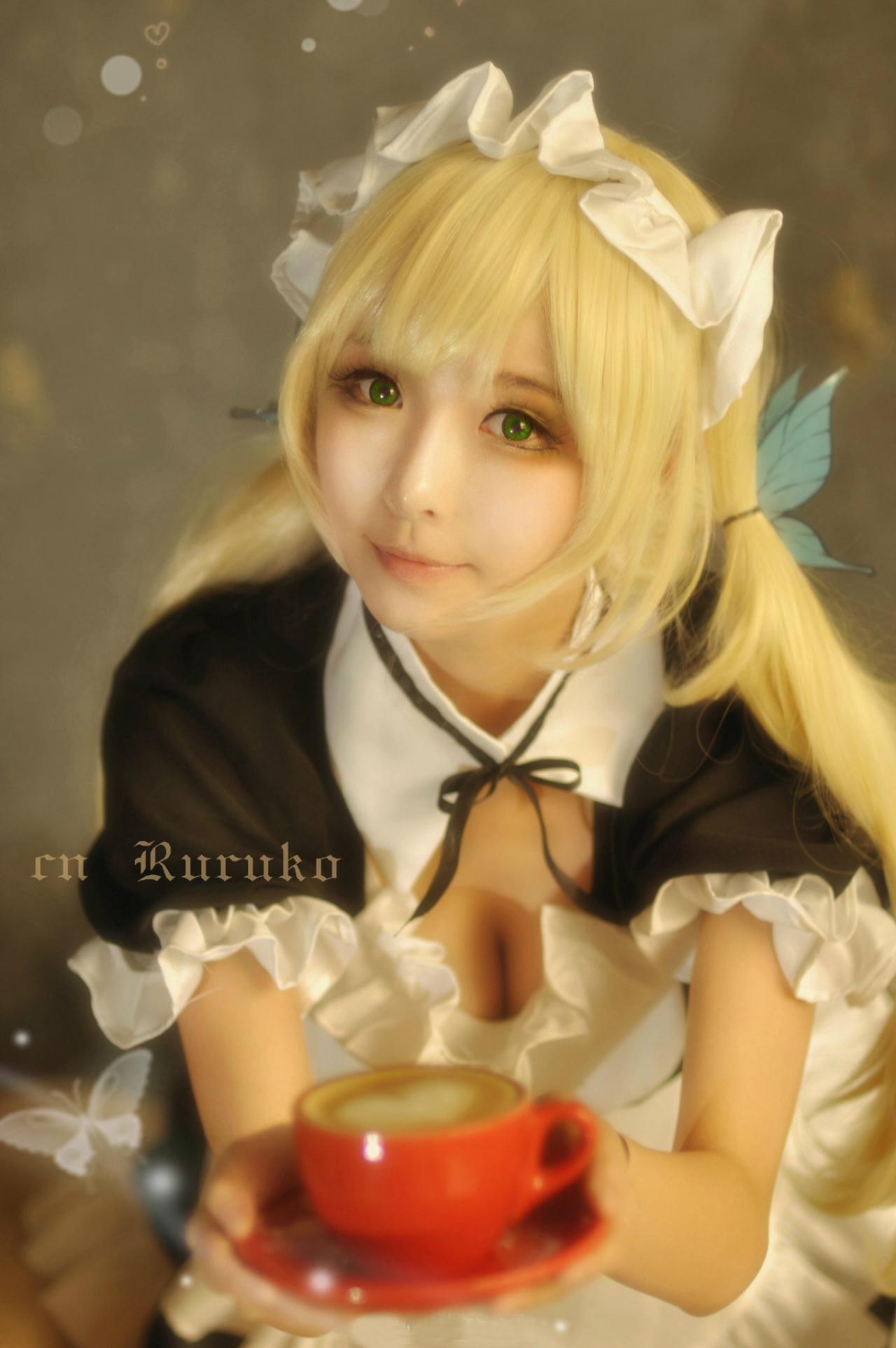 鹿鹿子扮演柏崎星奈端起一杯咖啡正面照