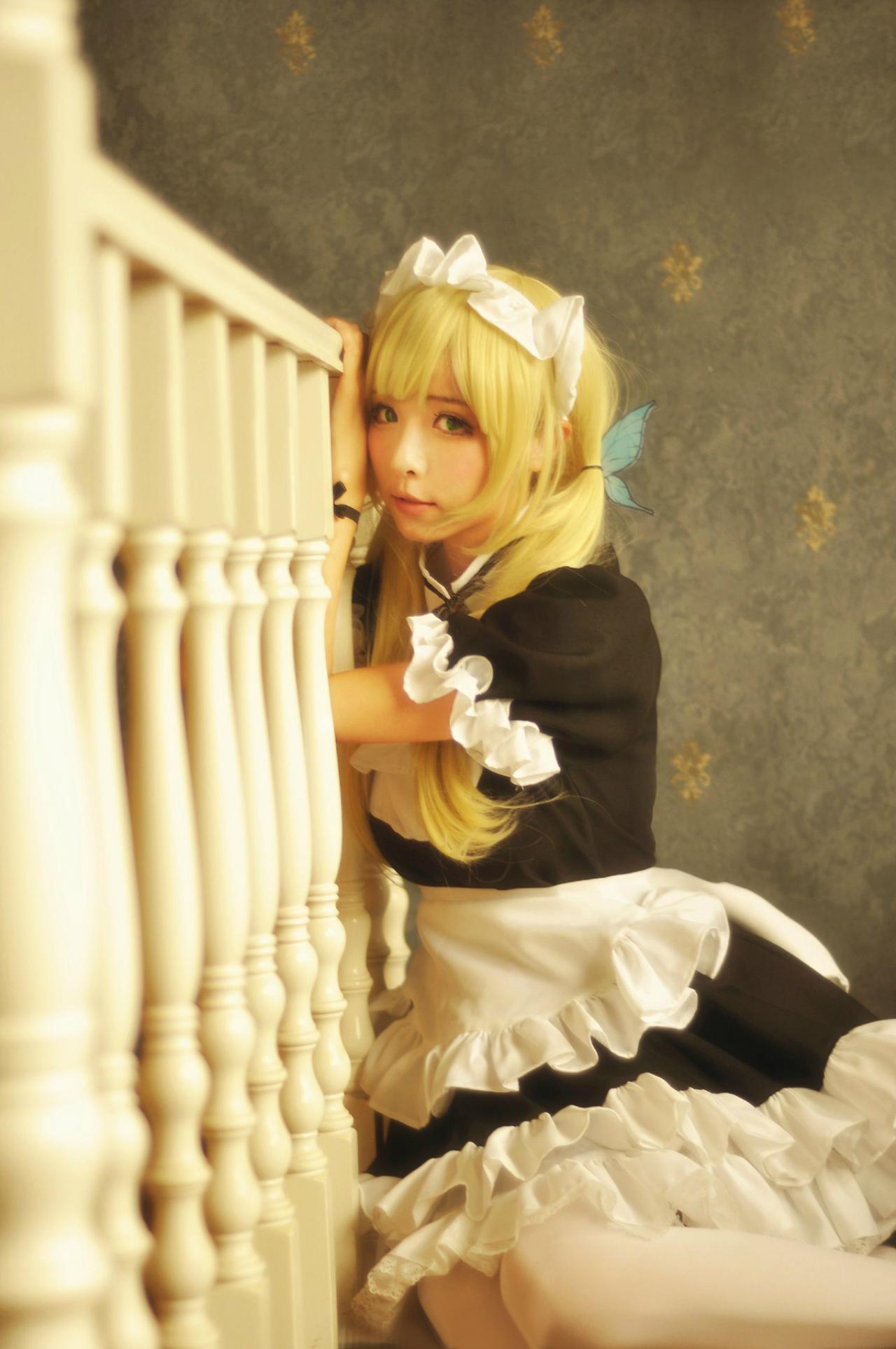 鹿鹿子扮演柏崎星奈穿着女仆装扶着栏杆坐着