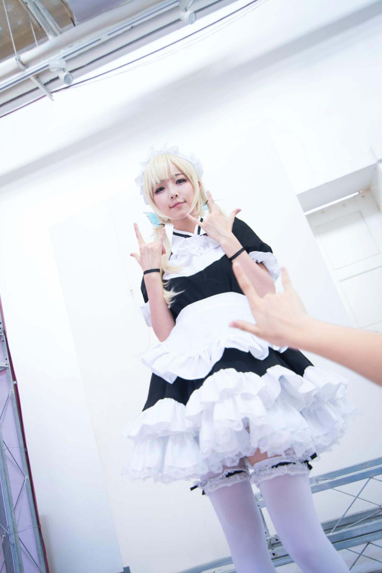 鹿鹿子扮演柏崎星奈穿着女仆装做ILOVEYOU手势场照