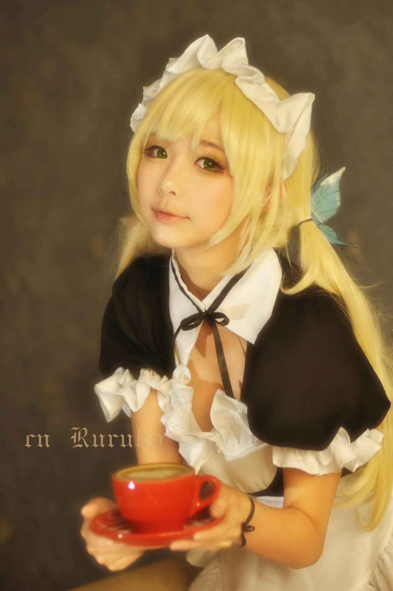 鹿鹿子扮演柏崎星奈端着咖啡微侧面全身照