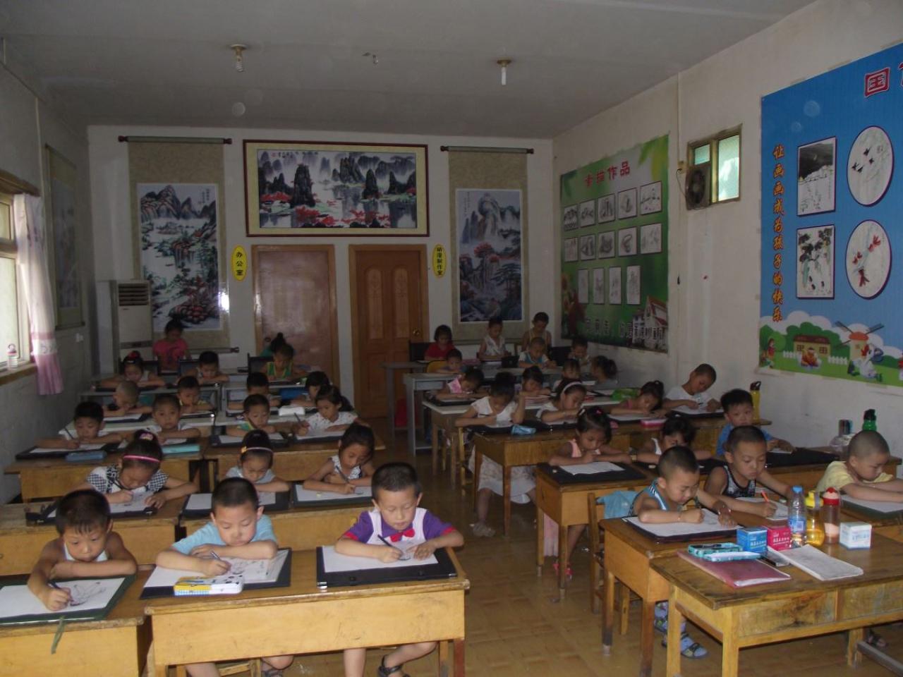 圆梦画室初小班学生在课堂上绘制儿童人物画的情景正面拍摄