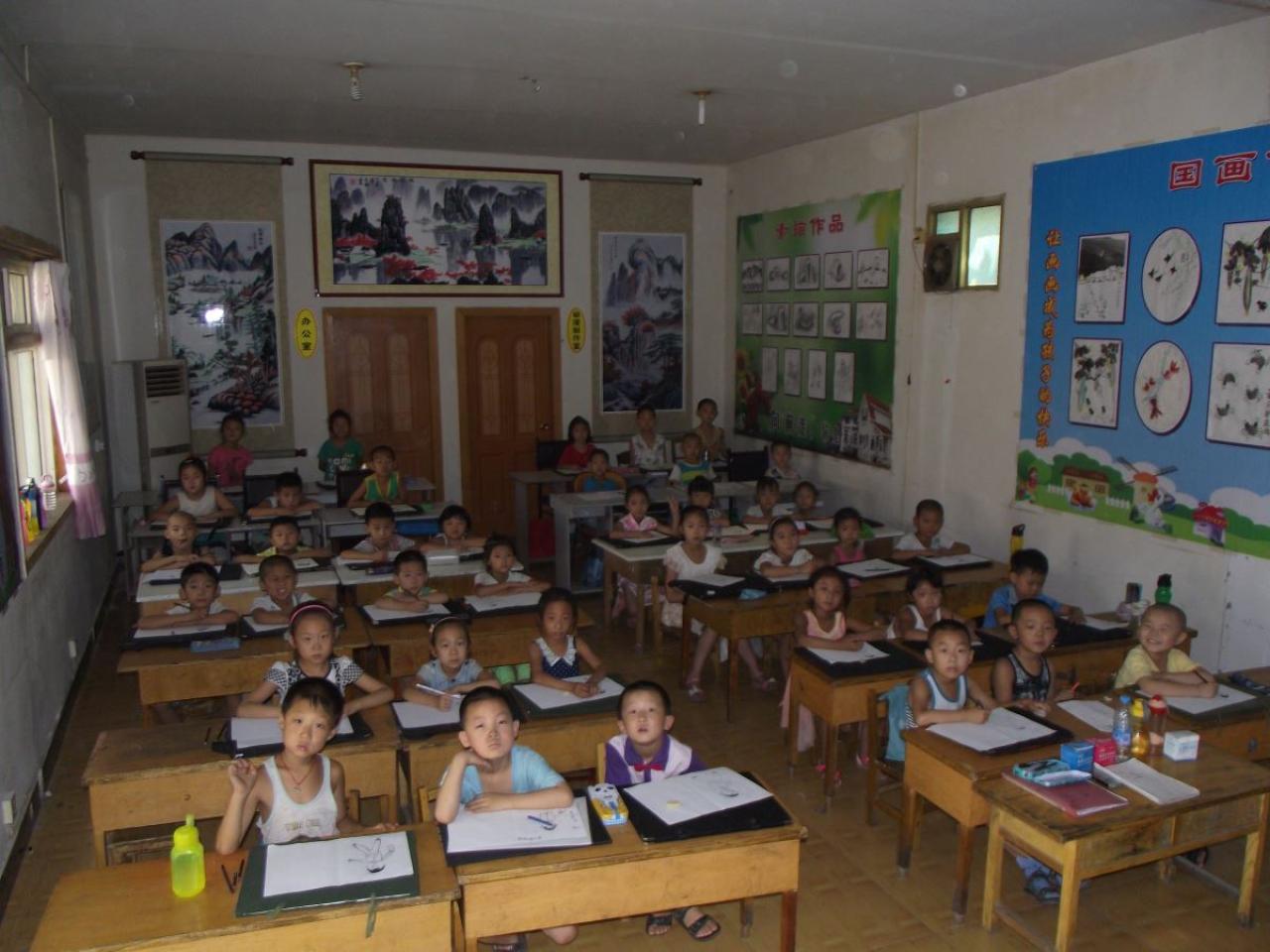 圆梦画室初小班学生在课堂上专注的神情