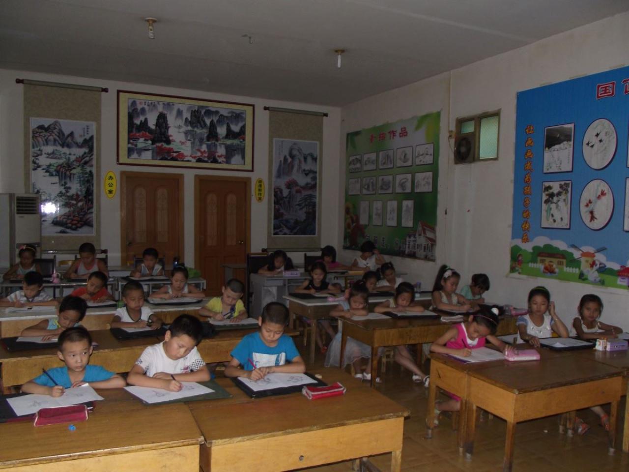 圆梦画室初级班的学生正在绘制动漫卡通画斜拍