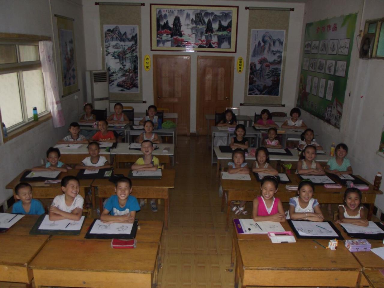 圆梦画室初级班的学生听到老师讲到有意思的地方，开怀大笑