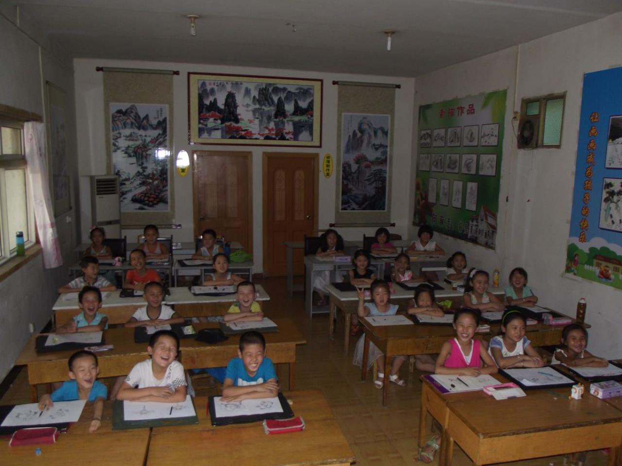 圆梦画室初级班的学生高兴的样子