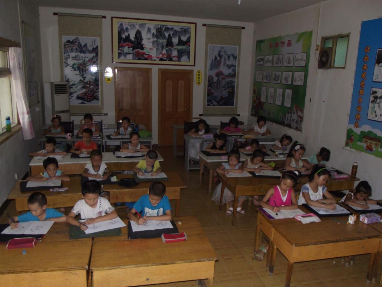 圆梦画室初级班的学生正在绘制动漫卡通画正拍