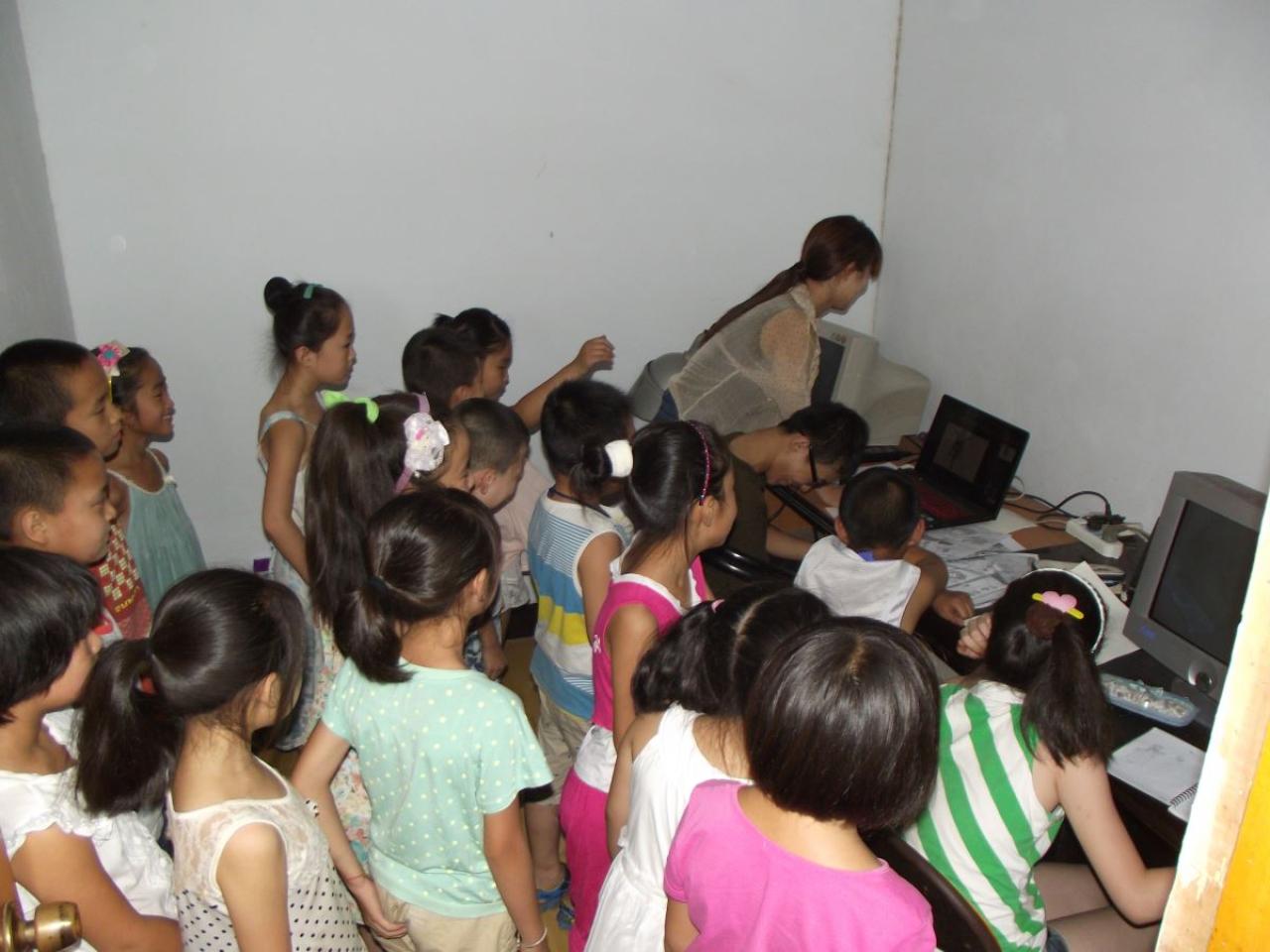 圆梦画室初级班的学生正在听老师讲解电脑二维动漫相关知识