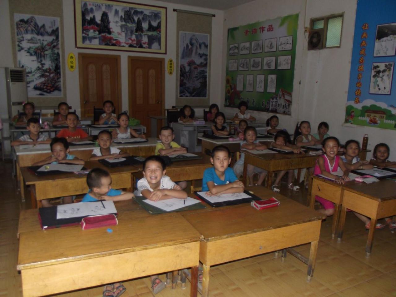 圆梦画室初级班的学生微笑的样子