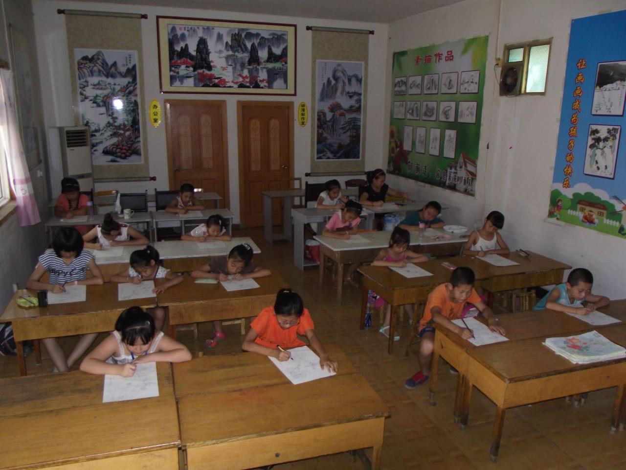 圆梦画室中级班学生在制作白描稿