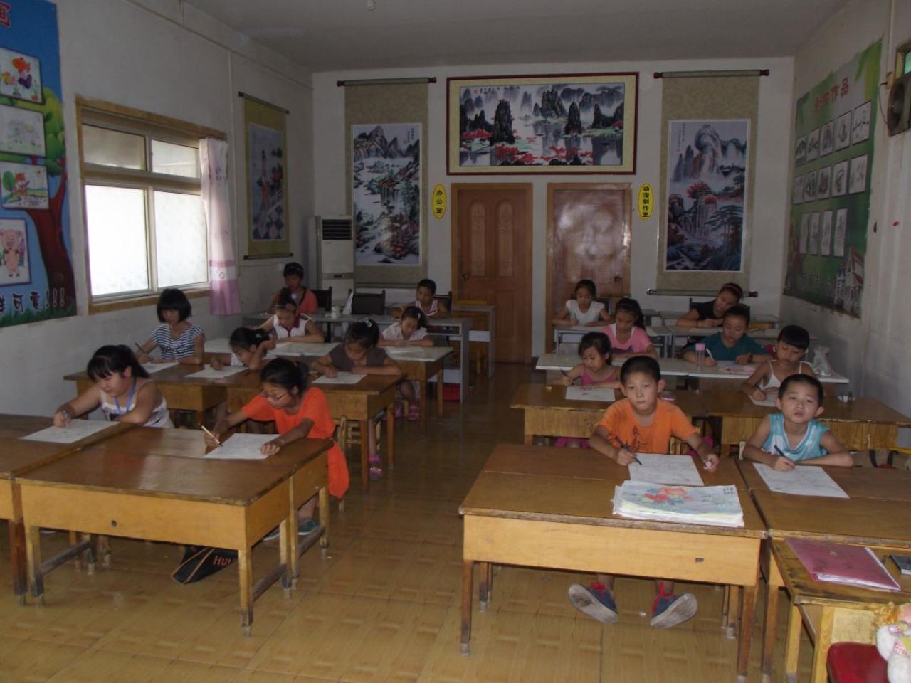 圆梦画室中级班学生上课的情形