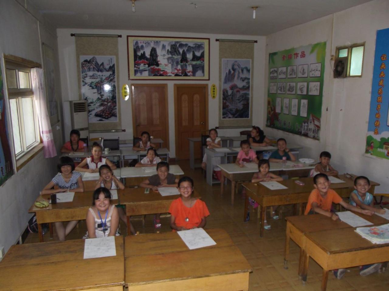 圆梦画室中级班学生高兴的样子