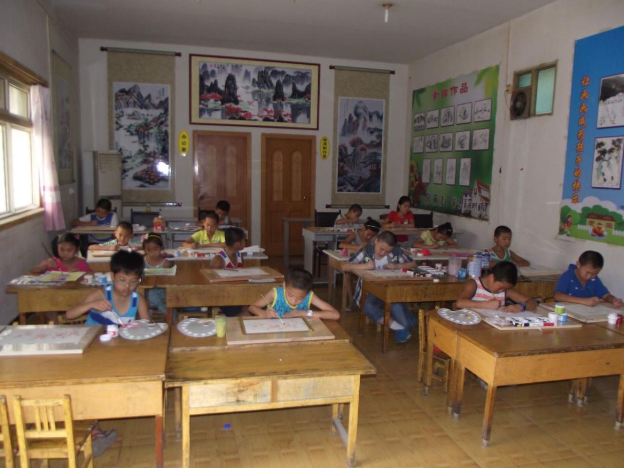 圆梦画室提高班的学生正在绘制丙烯画