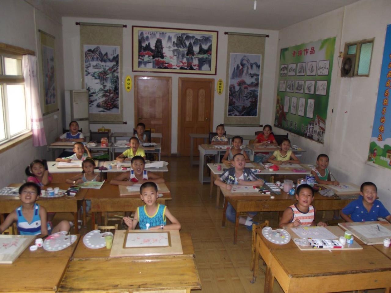 圆梦画室提高班的学生高兴的样子