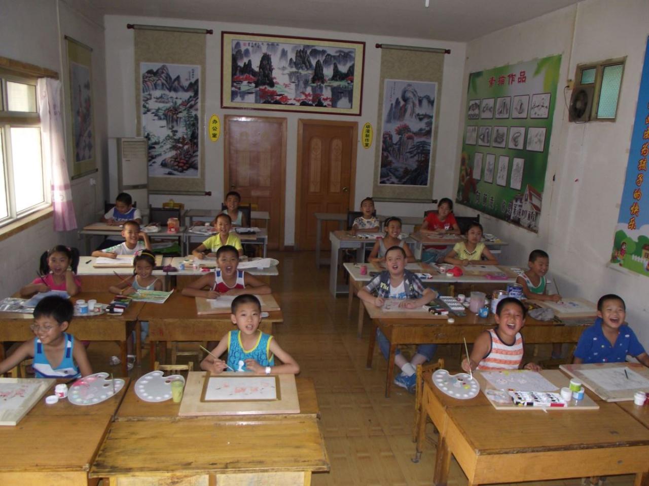 圆梦画室提高班的学生听到老师讲到高兴处兴奋的表情