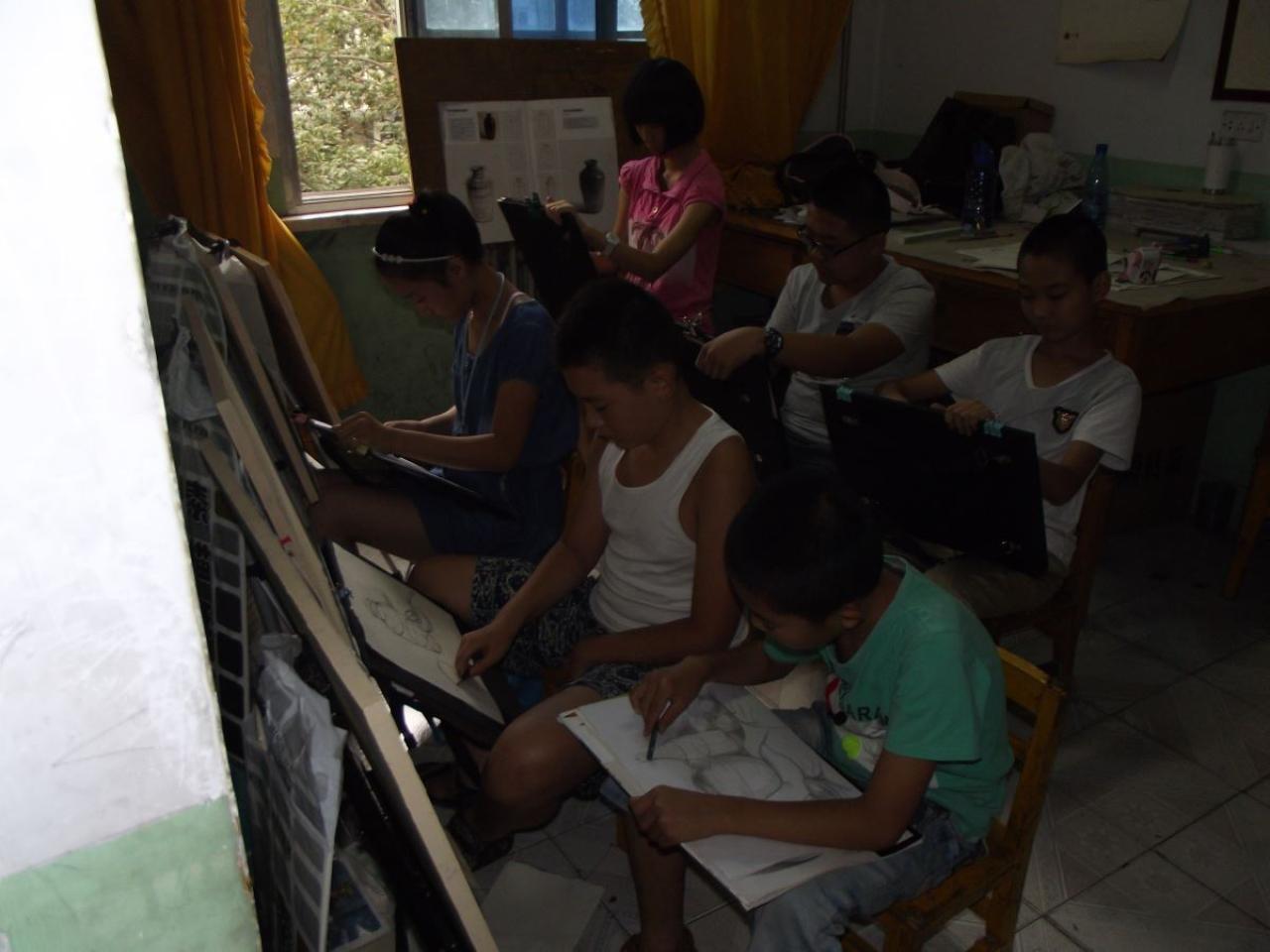 圆梦画室二部学生正进行素描