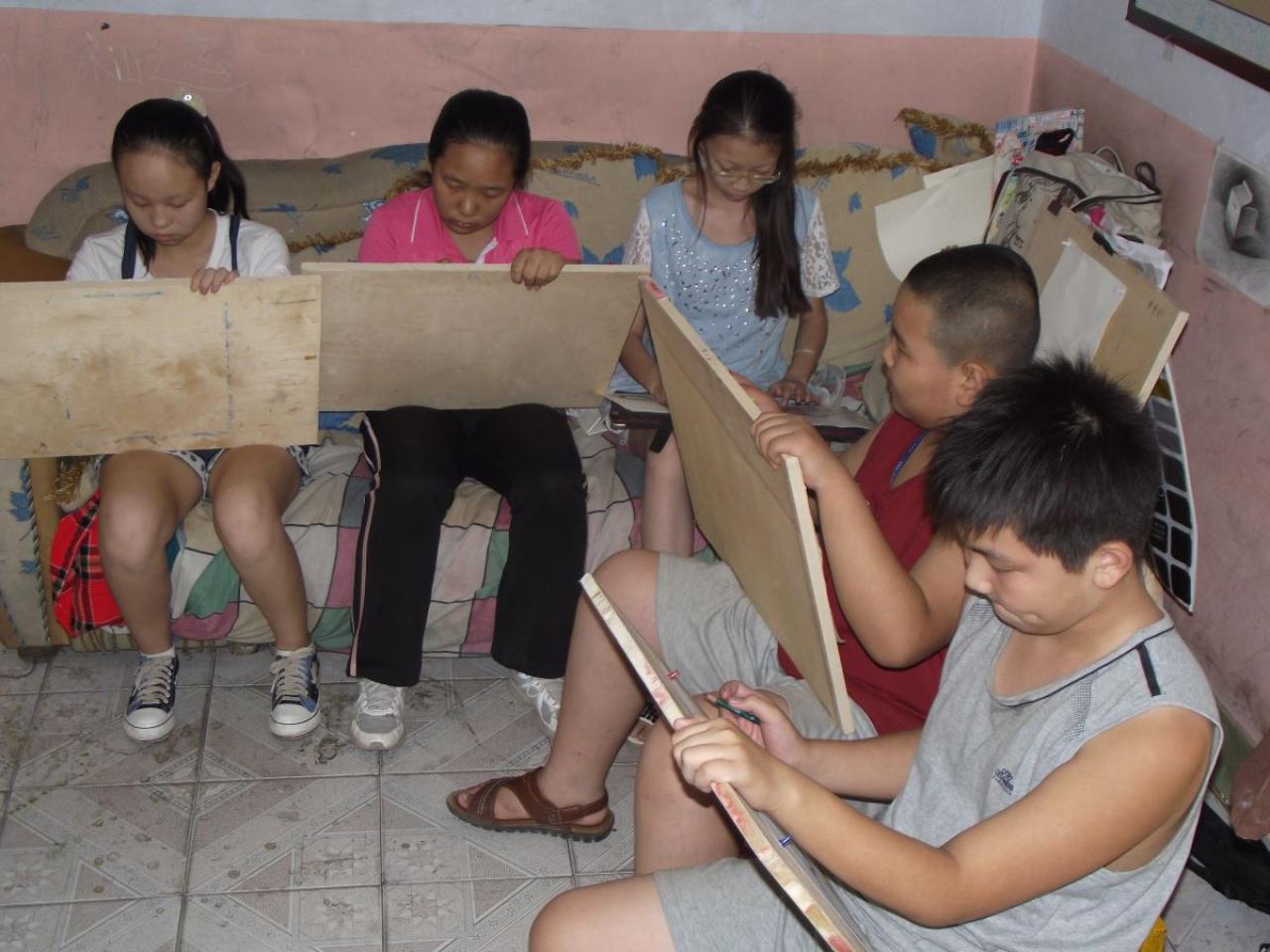 圆梦画室二部学生正聚精会神的画画