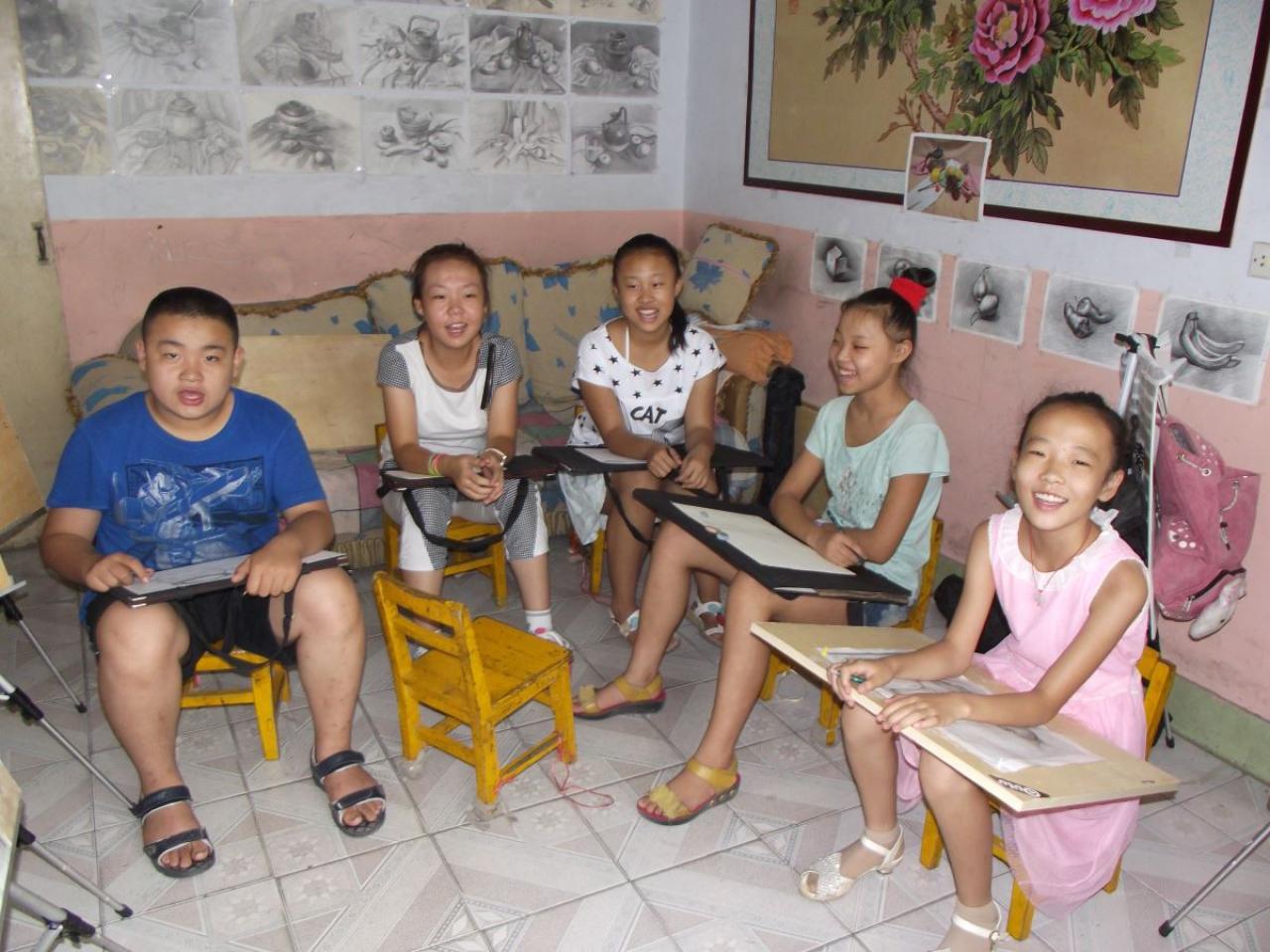 圆梦画室二部学生听老师讲课高兴的样子