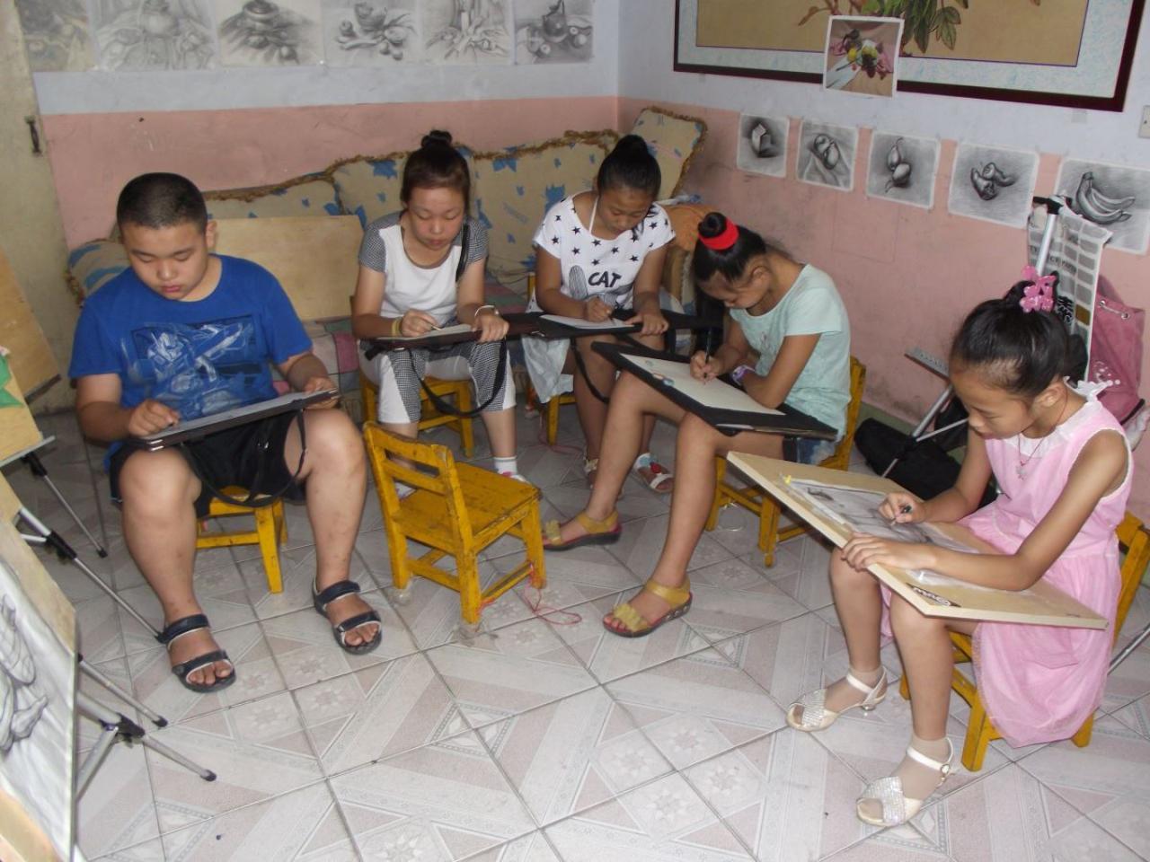 圆梦画室二部学生正专注地绘制素描